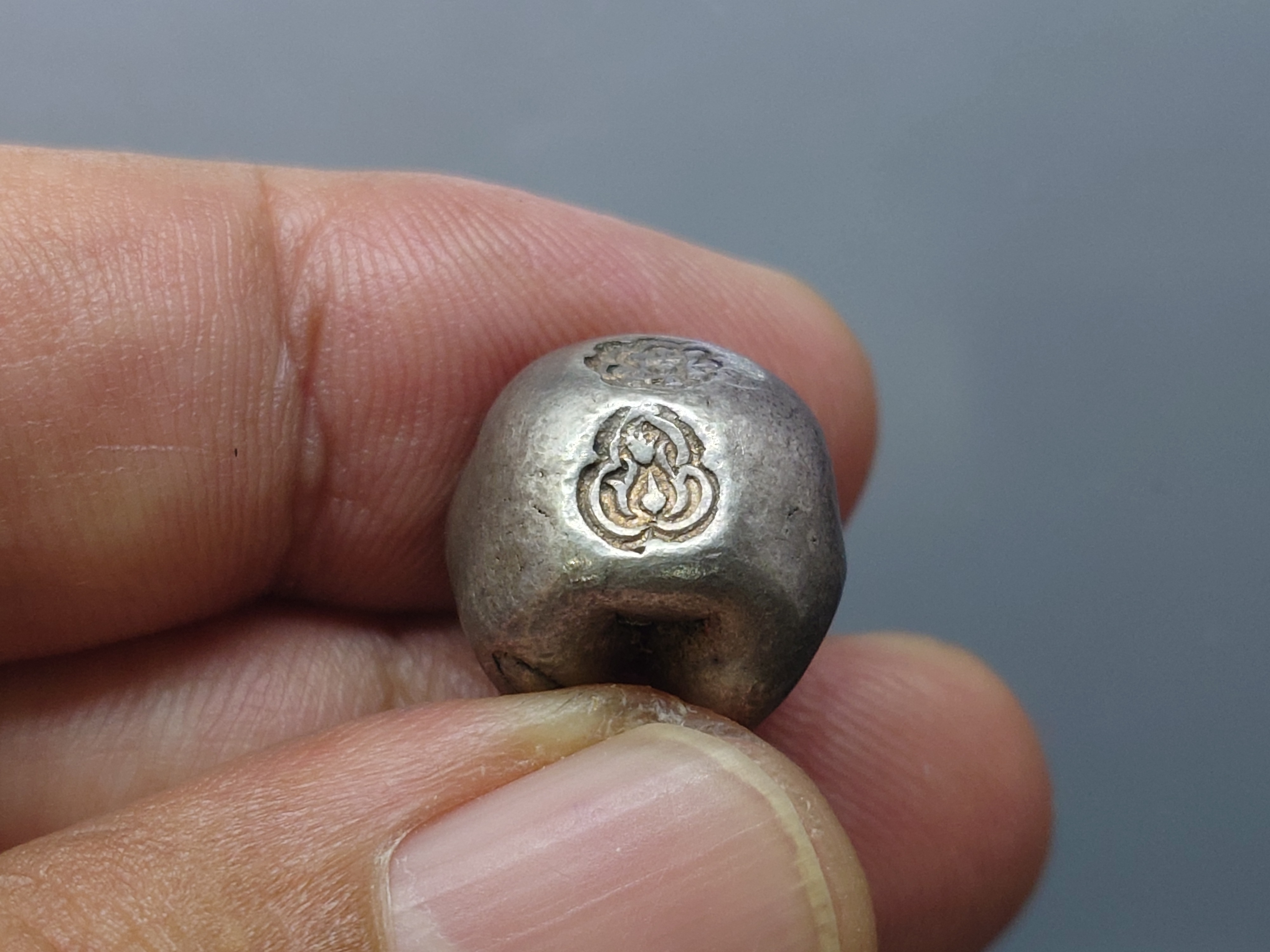 พดด้วง ขนาด 1 บาท ตราบัวยันต์ สมัยอยุธยา สภาพสวย