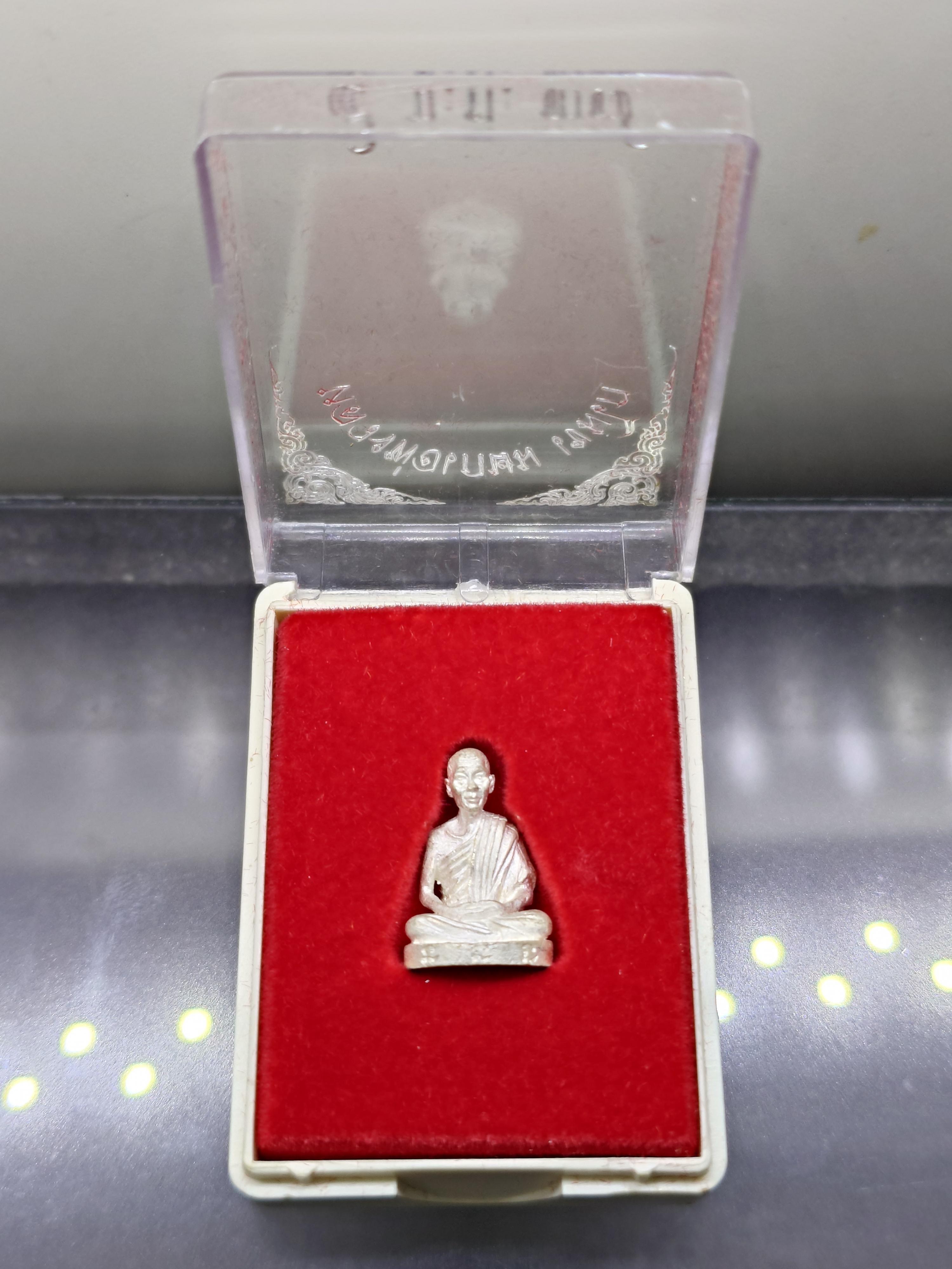 หลวงพ่อเกษม เขมโก ลอยองค์ เนื้อเงิน อธิษฐานจิตปลุกเสกโดย หลวงพ่อเกษม เขมโก สำนักสุสานไตรลักษณ์ ลำปาง ปี2537 ตลับเดิม