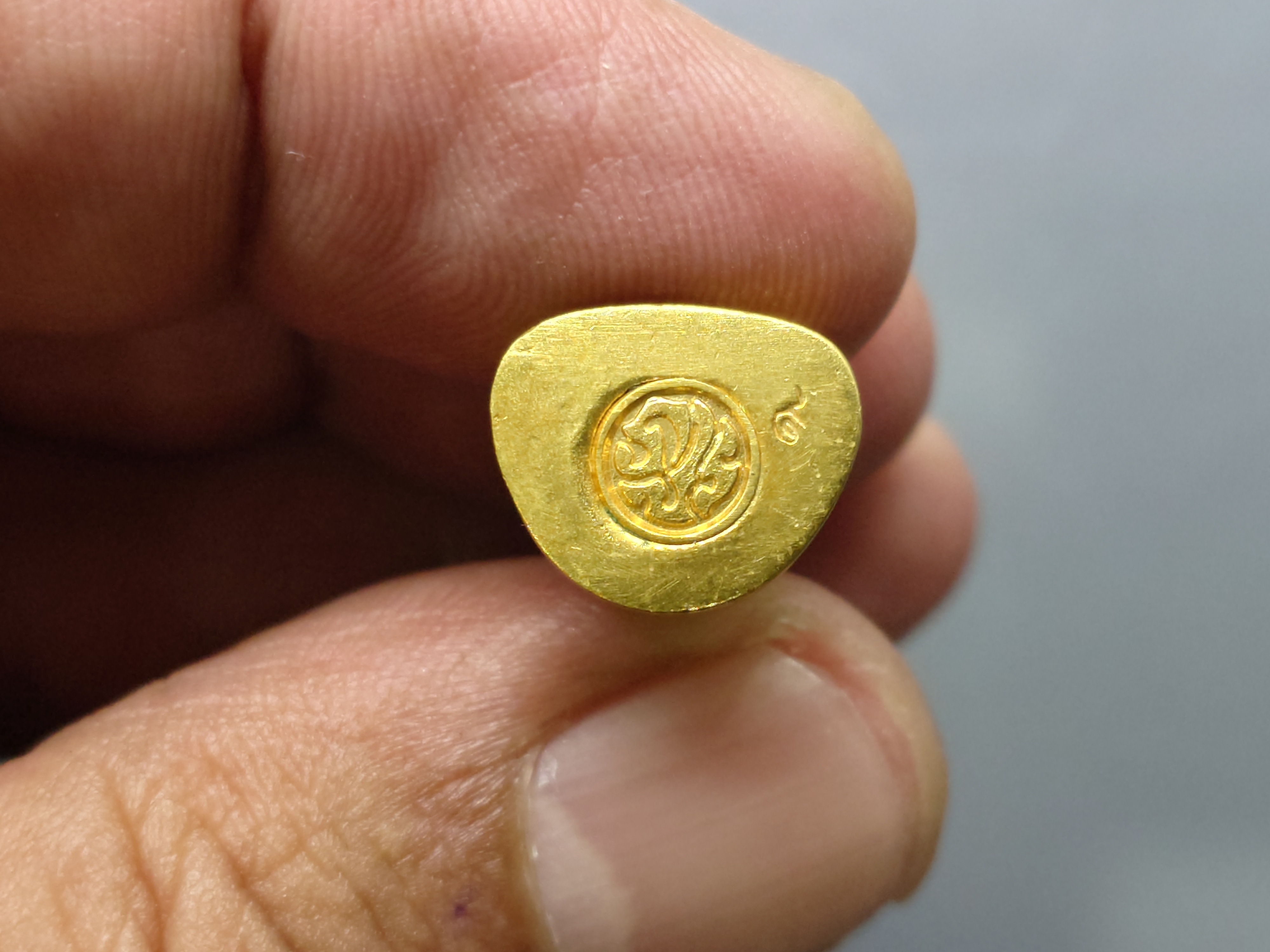 พระพุทธนวมมหาราชายุจฉับปริวัตนมงคล ใต้ฐาน ภปร.(กริ่ง 72 พรรษา) เนื้อทองคำ ที่ระลึก 72 พรรษา รัชกาลที่9 ปี 2542 พร้อมตลับเดิม