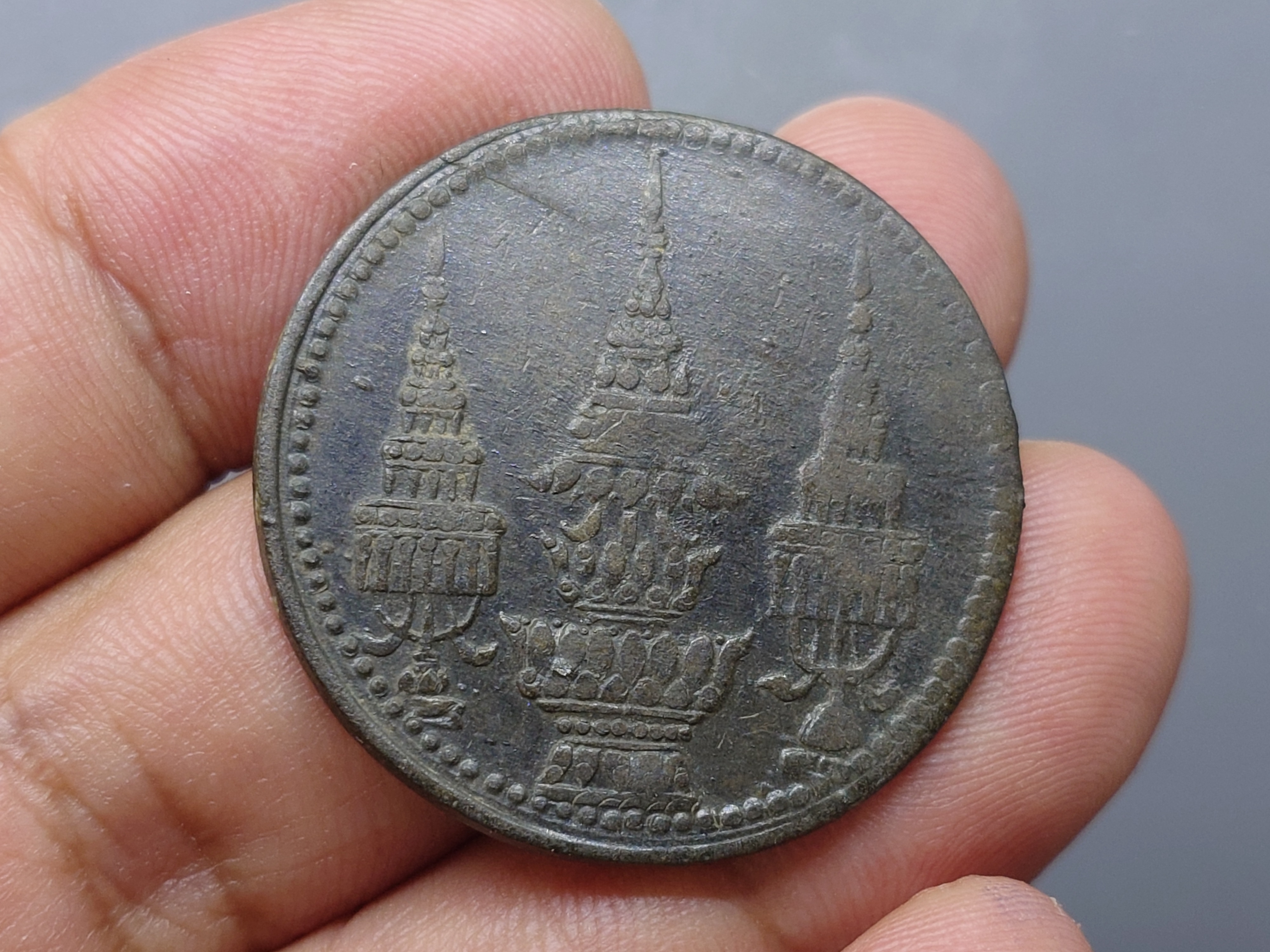 เหรียญโสฬส ดีบุกพระจุลมงกุฎ-พระแสงจักร รัชการที่5 พ.ศ. 2411