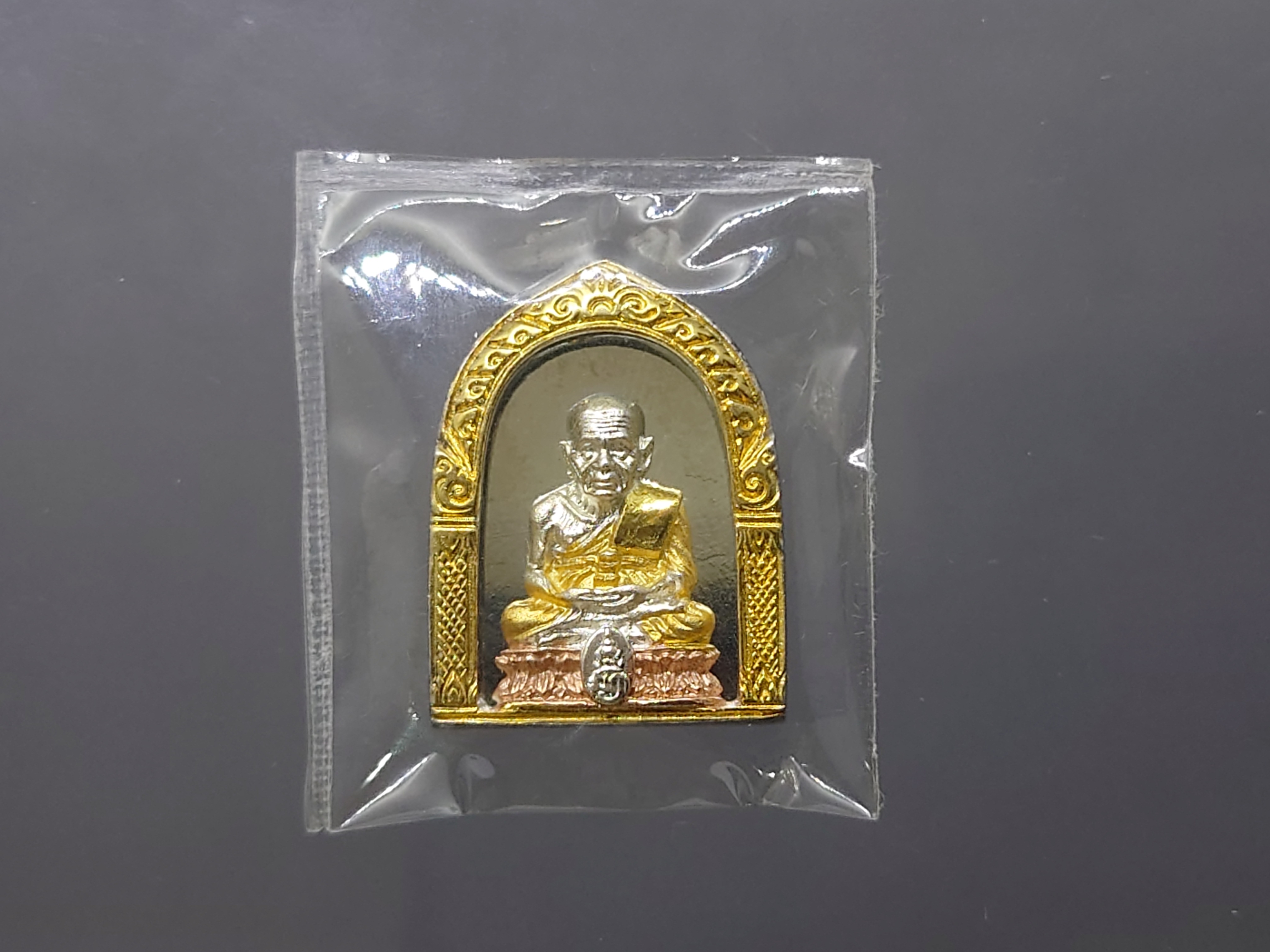 หลวงปู่ทวด เนื้อเงิน สามกษัตริย์ หลัง ม.ว.ก. ที่ระลึกเฉลิมพระเกียรติ 50 พรรษา พระบรมโอรสาธิราชฯ พุทธาภิเษก ณ วัดพระศรีฯ 2544 พร้อมกล่องเดิม