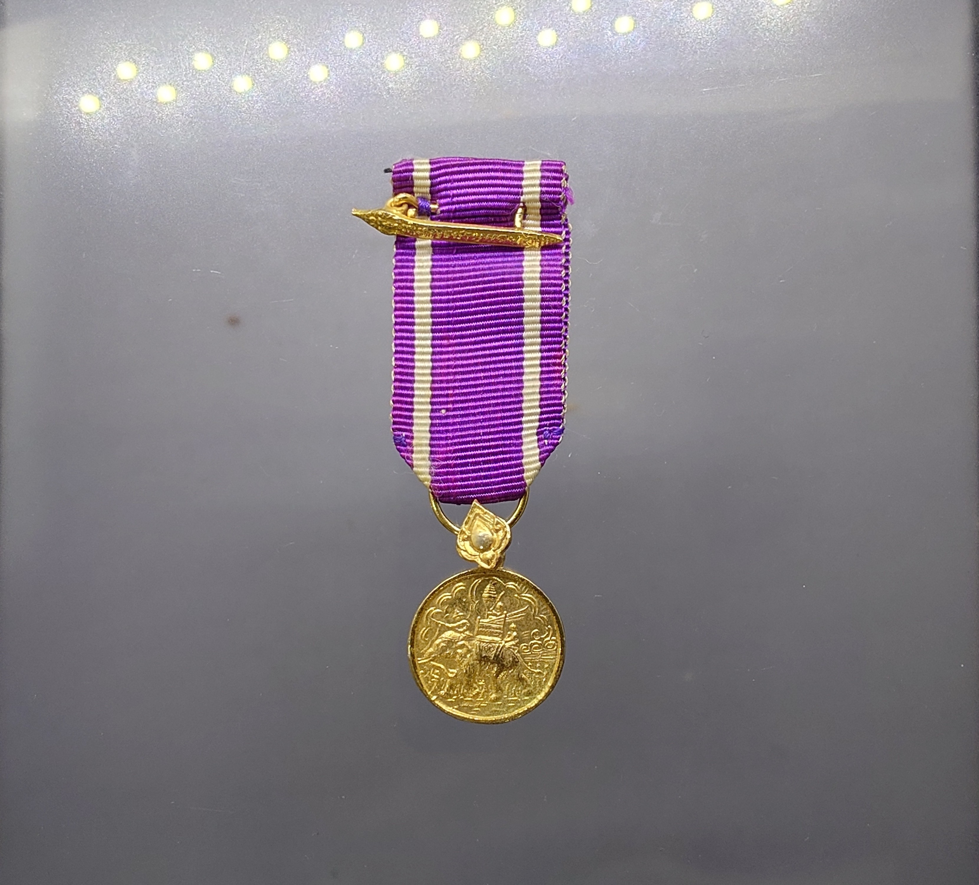 เหรียญราชการชายแดน แบบย่อ หายาก เนื้อกาหลั่ยทอง ประดับแพรแถบ