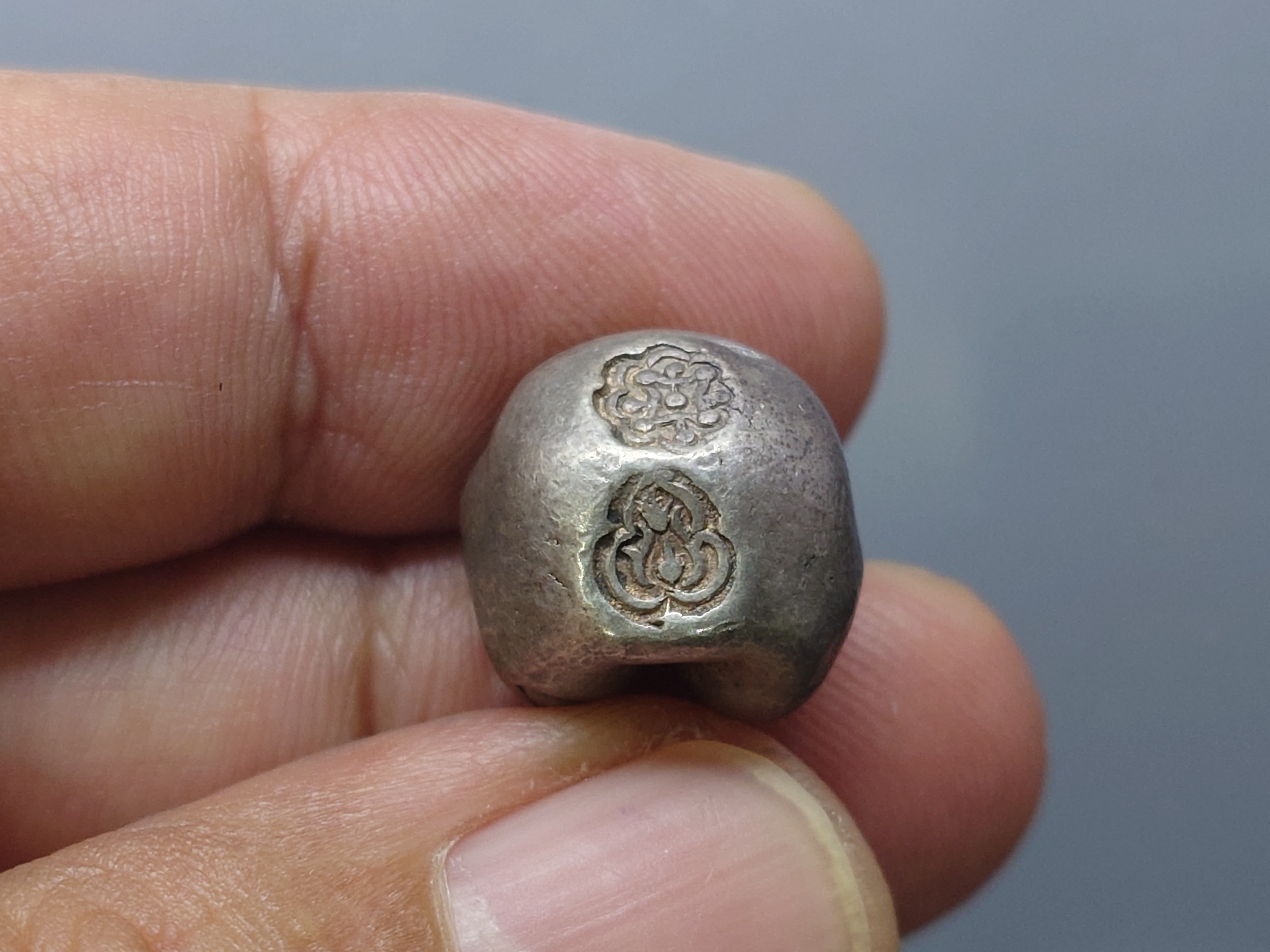 พดด้วง ขนาด 1 บาท ตราบัวยันต์ สมัยอยุธยา สภาพสวย