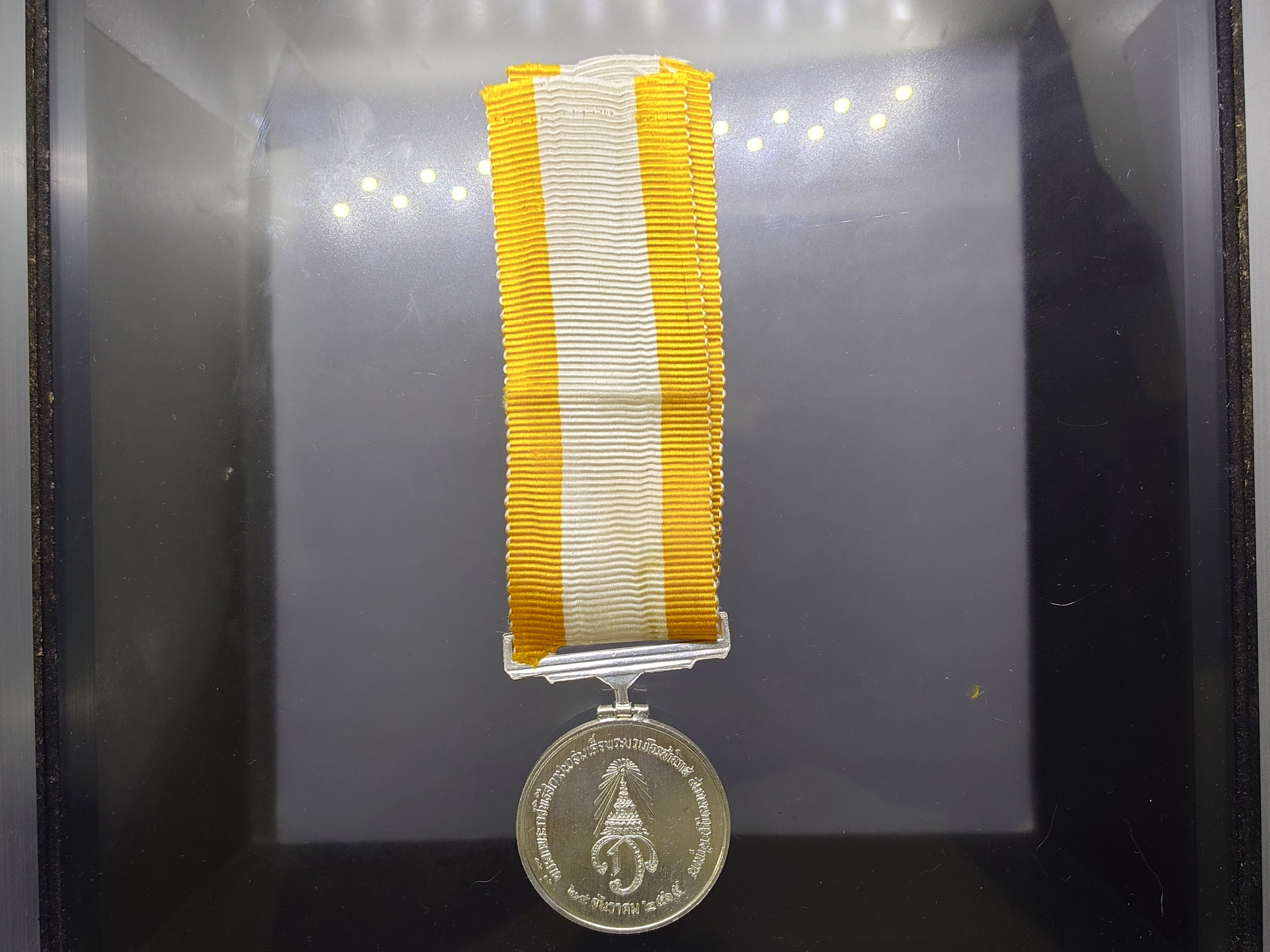 เหรียญที่ระลึกประดับแพรแถบ พระราชพิธีสถาปนาสมเด็จพระบรมโอรสาธิราช รัชกาลที่10 เนื้อเงิน ปี2515 แบบผู้ชาย แพรเดิมๆ