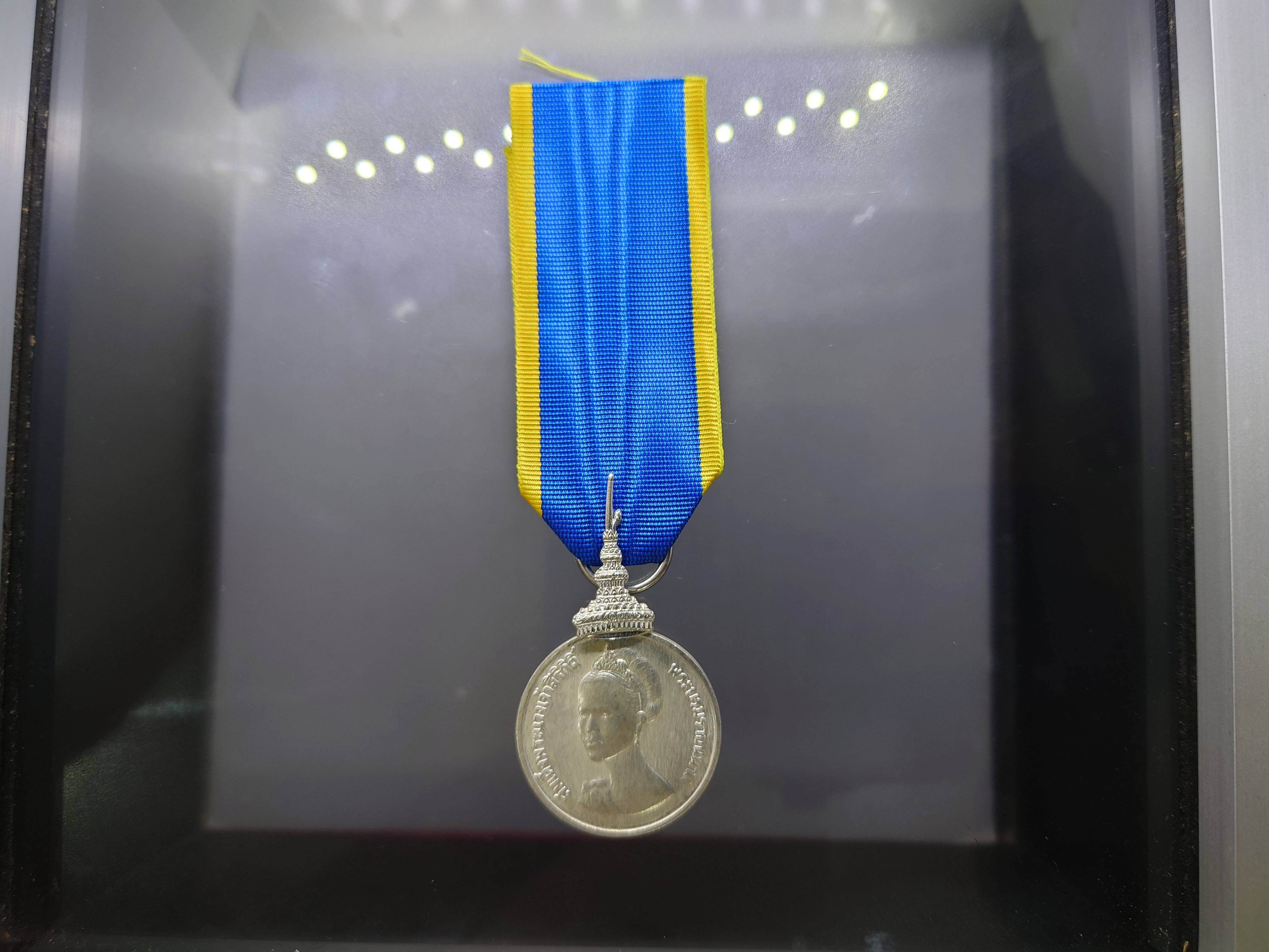 แพรทำเลียนแบบเนื้อเงิน เหรียญที่ระลึกประดับแพรแถบเฉลิมพระเกียรติสมเด็จพระนางเจ้าสิริกิติ์ฯ ราชินี 50 พรรษา พ.ศ.2525 แบบผู้ชาย