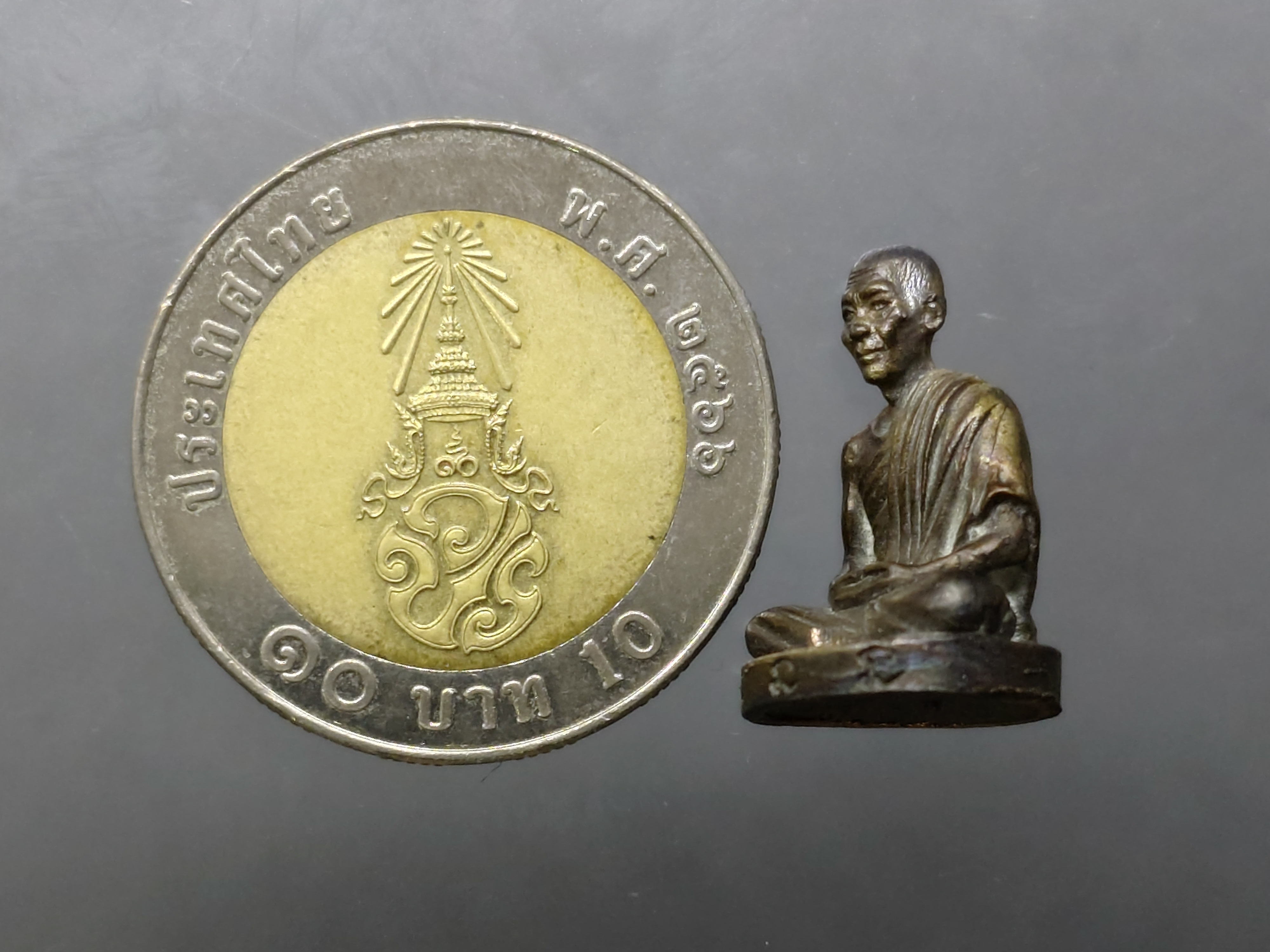 หลวงพ่อเกษม เขมโก ลอยองค์ เนื้อนวะโลหะ อธิษฐานจิตปลุกเสกโดย หลวงพ่อเกษม เขมโก สำนักสุสานไตรลักษณ์ ลำปาง ปี2537 ตลับเดิม