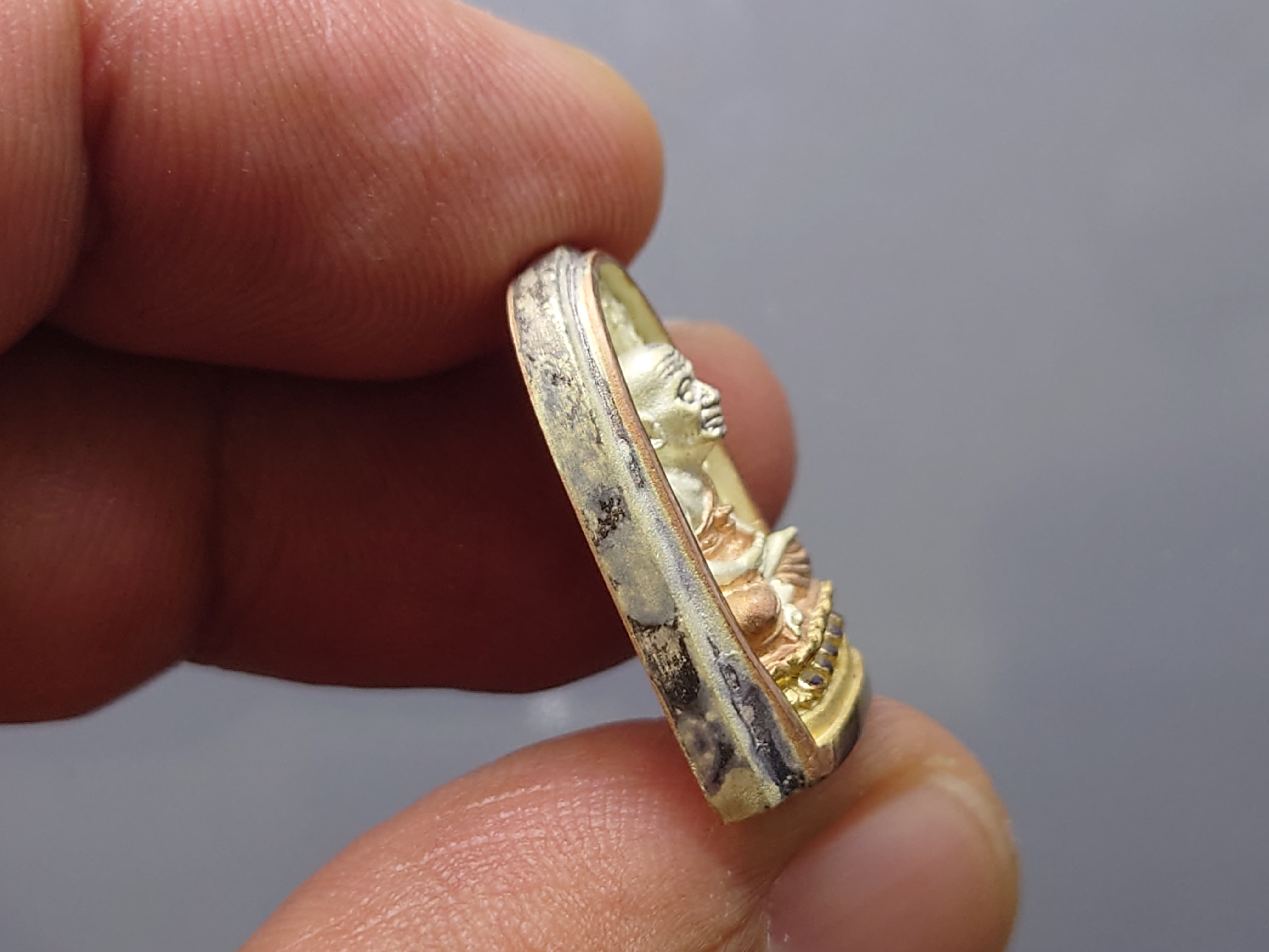 เหรียญหลวงปู่ทวด เนื้อเงิน 3 K รุ่นมงคลบารมี วัดประสาทบุญญาวาส พ.ศ.2545 พิมพ์พระรอด ขนาดสูง 2.2 ซม. พร้อมกล่องเดิม