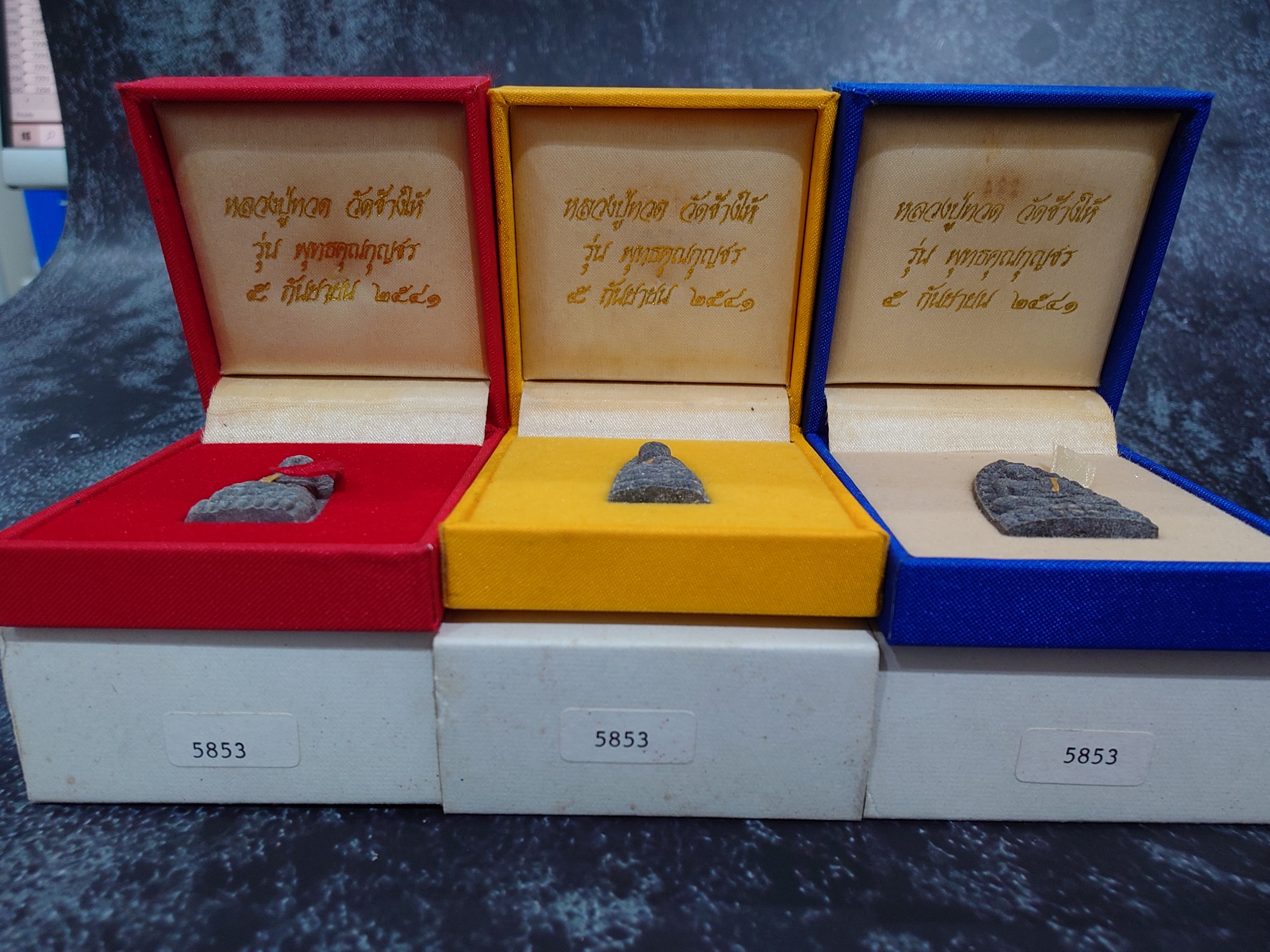 หลวงปู่ทวด วัดช้างให้ (ครบชุด 3 พิมพ์) รุ่นพุทธคุณกุญชร เนื้อว่านผสมผงงาช้างแมมมอธ ฝังตะกุดทองคำ จัดสร้างโดย มูลนิธิศรีรัตนโกสินทร์ ปี2541 พร้อมกล่องเดิม