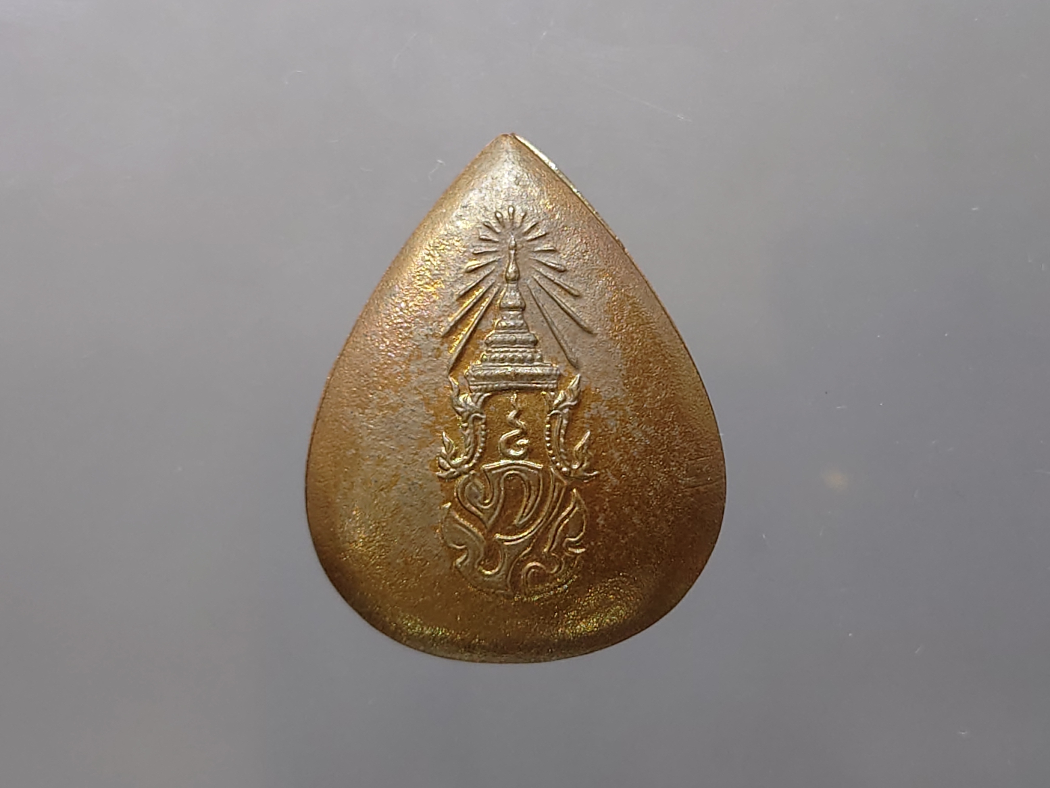 พระพุทธสิงหธรรมมงคล หลังพระปรมาภิไธย ภ.ป.ร. เนื้อนวะ พุทธสมาคมแห่งประเทศไทย ในพระบรมราชูปถัมภ์ พ.ศ.2547 พร้อมตลับเดิม