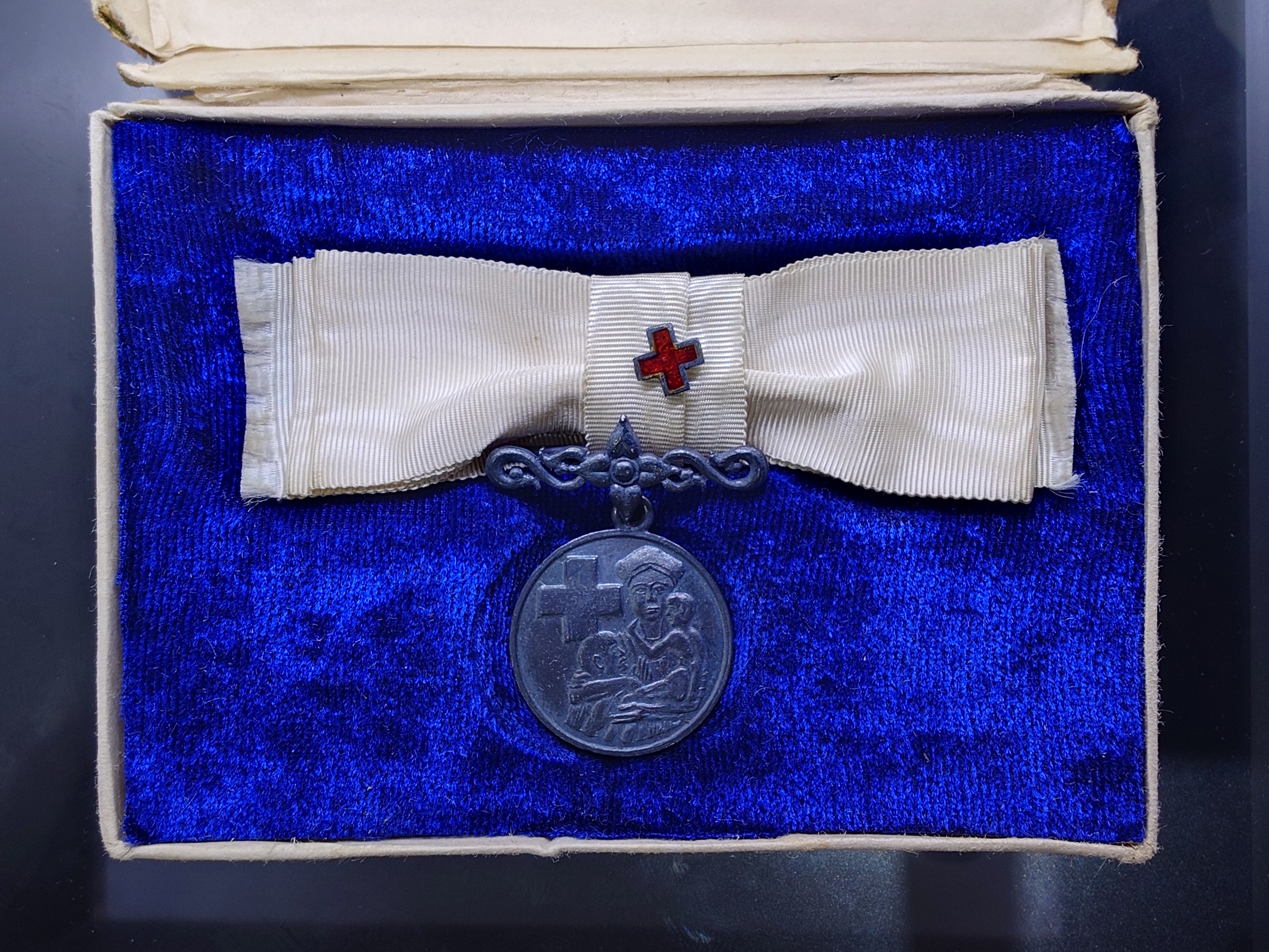 เหรียญกาชาดสมนาคุณ ประดับแพรแถบ ชั้นที่3 เนื้อเงินรมดำ แบบหญิง พร้อมกล่องเดิม