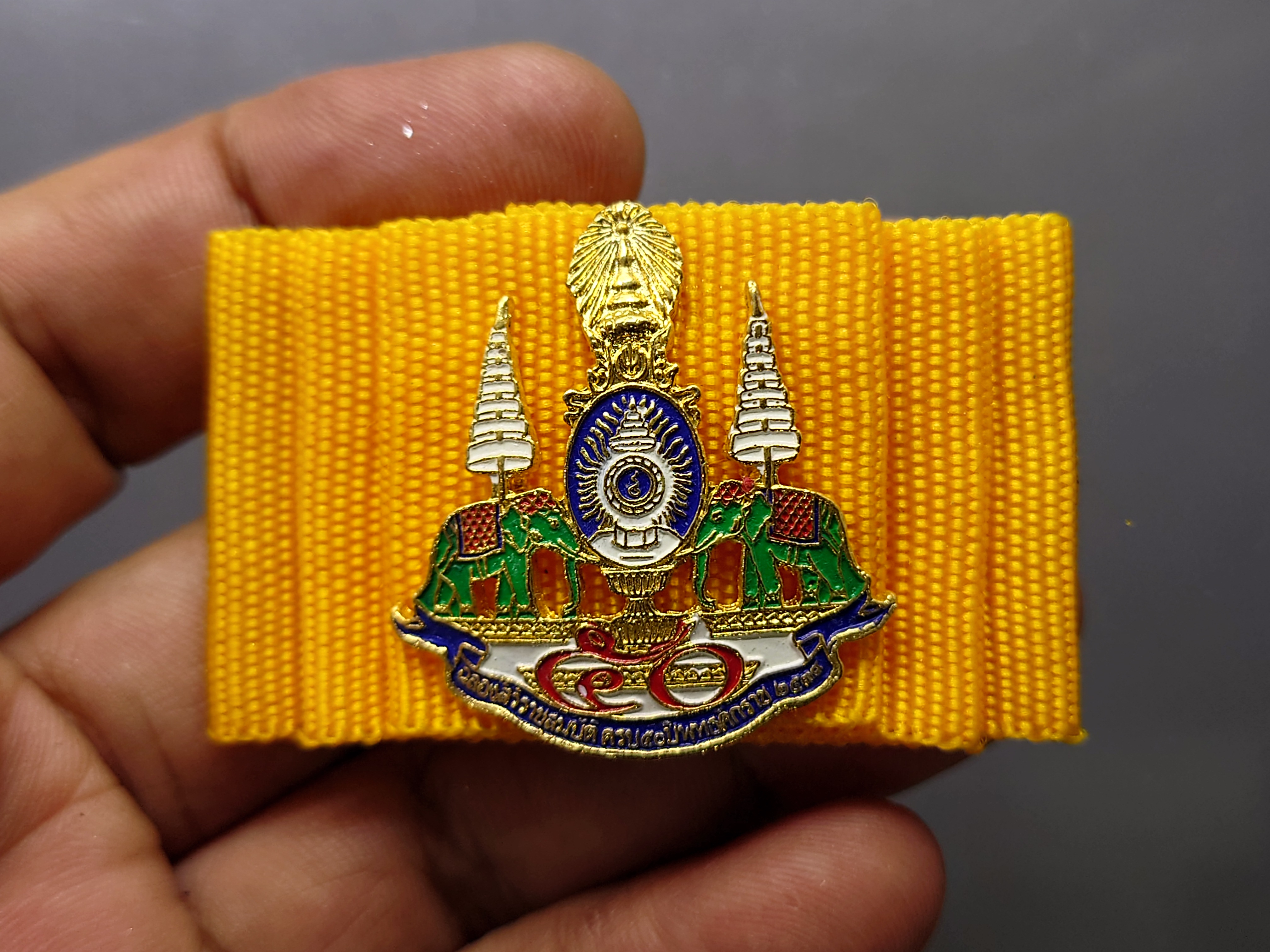 เข็มที่ระลึกกาญจนาภิเษก บนแพรแถบสีเหลือง จัดสร้างในวโรกาส 75 พรรษา รัชกาลที่9 (ร.9) ปี2545 พร้อมตลับเดิม ประกันแท้