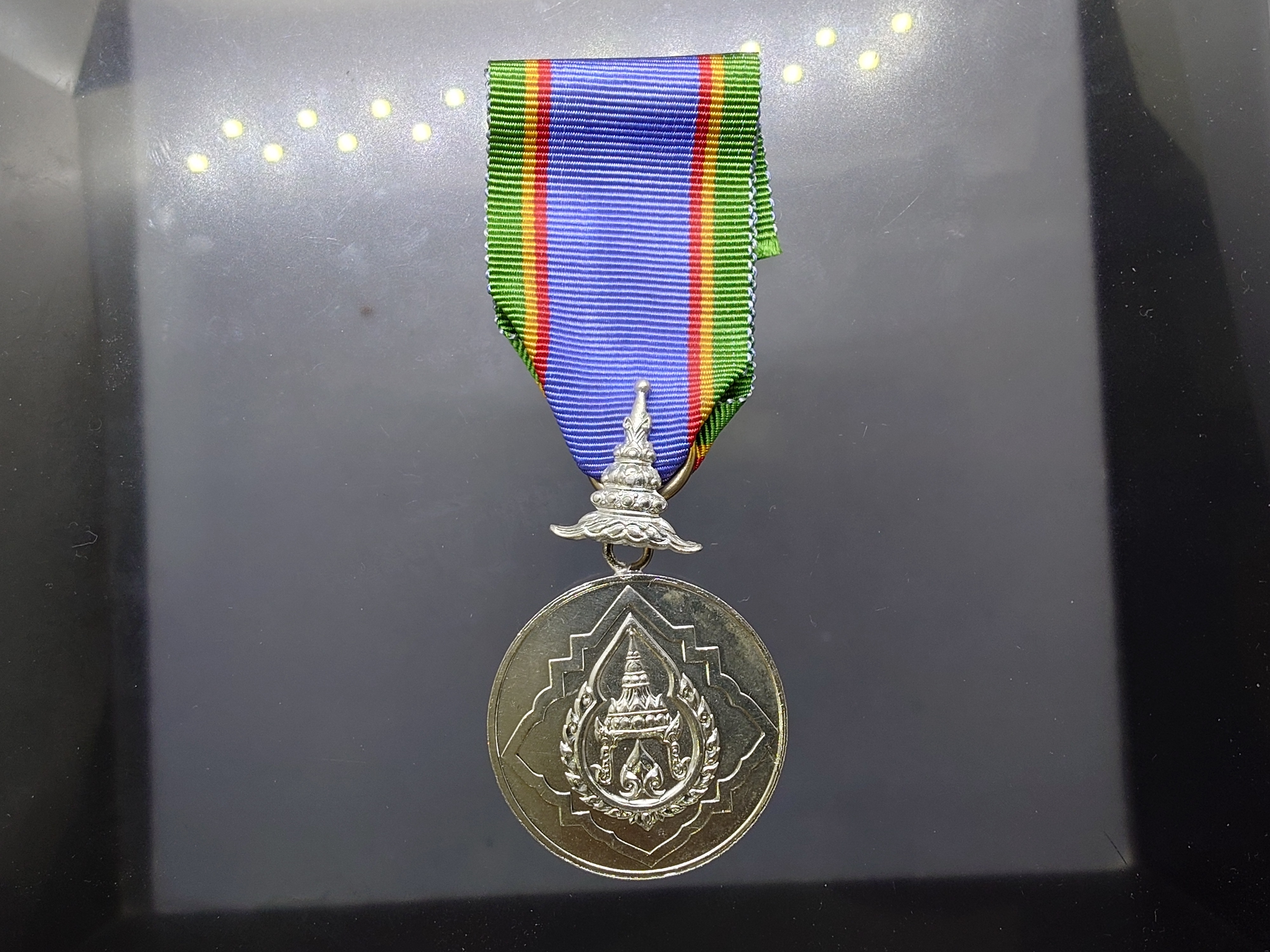 เหรียญประดับแพรแถบ เครื่องราชฯ มงกุฎไทย จปร เนื้อเงิน (แบบผู้ชาย) พร้อมกล่องเดิม