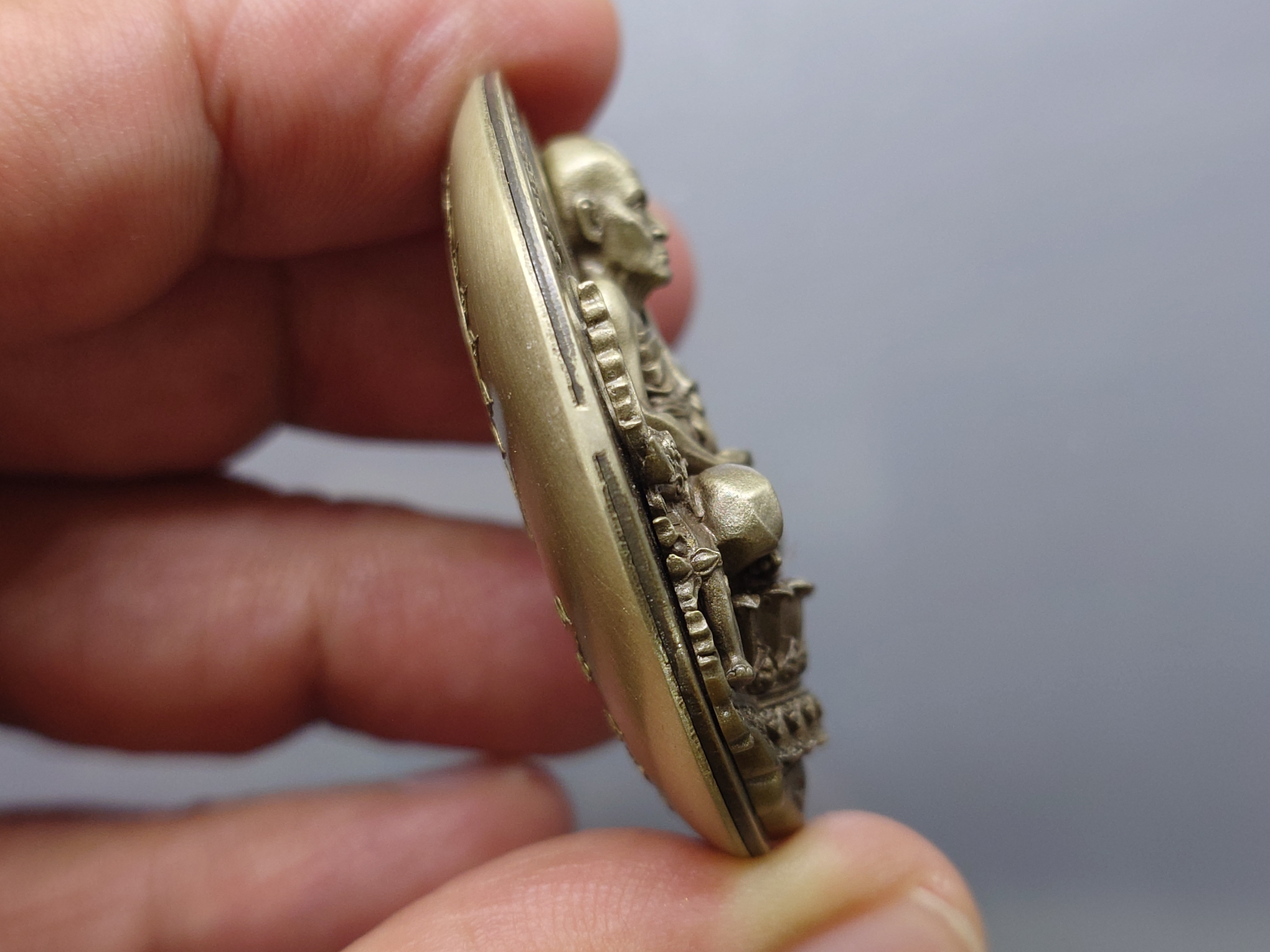 หลวงพ่อทวดนั่งพาน รุ่น1 พิมพ์รูปไข่ เนื้ออัลปาก้า โคท ๒๐๙๕ พุทธอุทยานมหาราช วัดวชิรธรรมาราม จ.พระนครศรีอยุธยา ปี2556 พร้อมกล่องเดิม