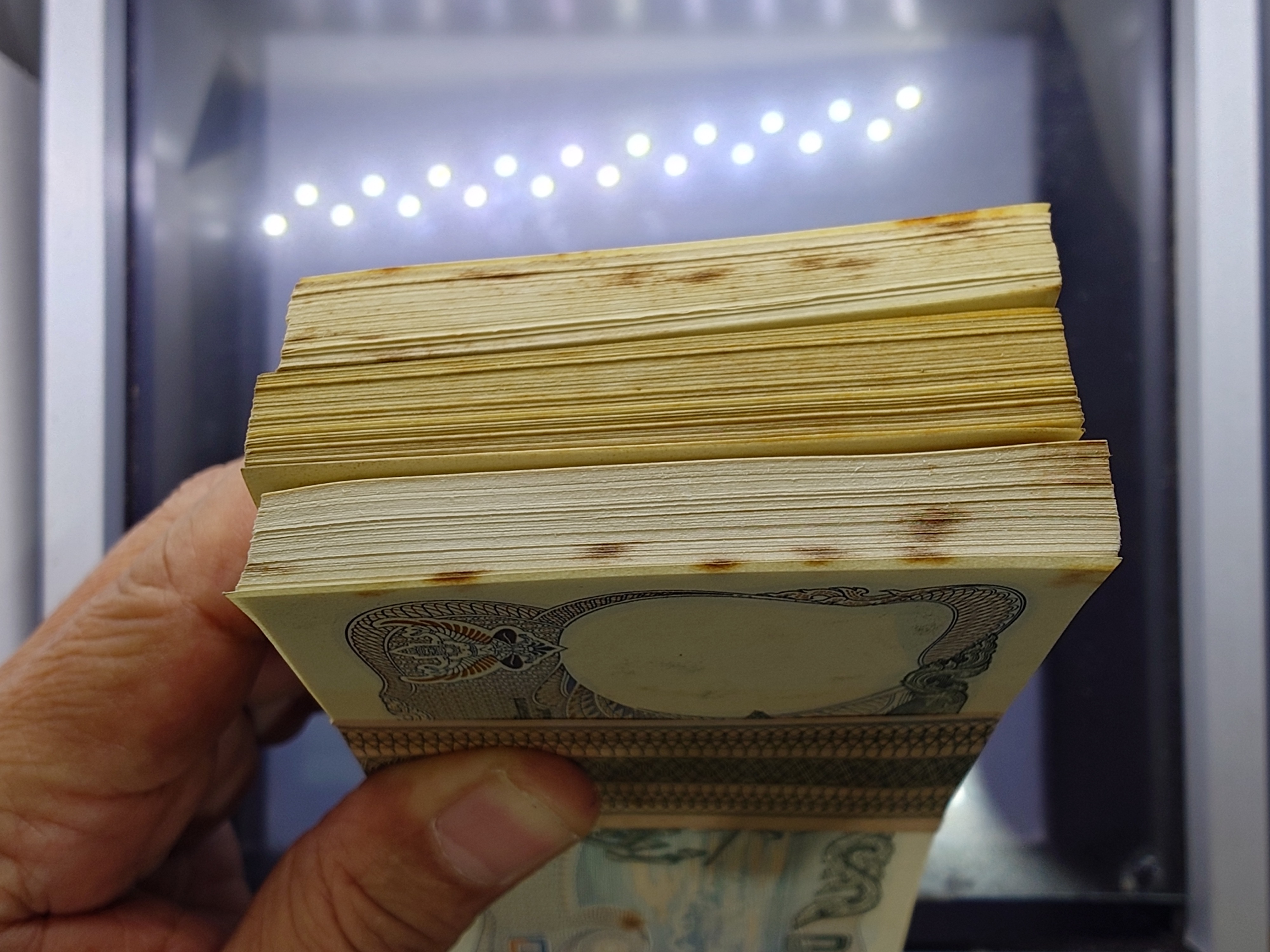 ธนบัตรยกแหนบ 20 บาท รัชกาลที่9 หลัง พระเจ้าตากสิน แบบ 12 (จำนวน 100 ใบ เลขเรียง) สภาพไม่ผ่านใช้ ติดเหลือง