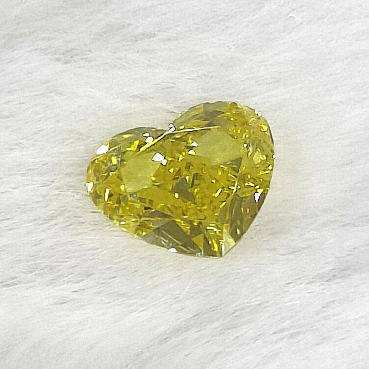 เพชสีเหลืองทรงรูปหัวใจ