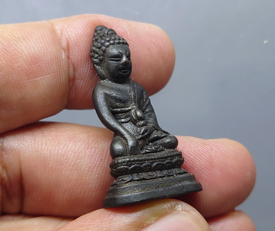 พระกริ่ง พระพุทธนวมมหาราชายุจฉับปริวัตนมงคล ฐานพระปรมาภิไธย ภปร. เนื้อนวะโลหะ ที่ระลึก 72 พรรษา รัชกาลที่ 9 ปี 2542 พร้อมตลับเดิม