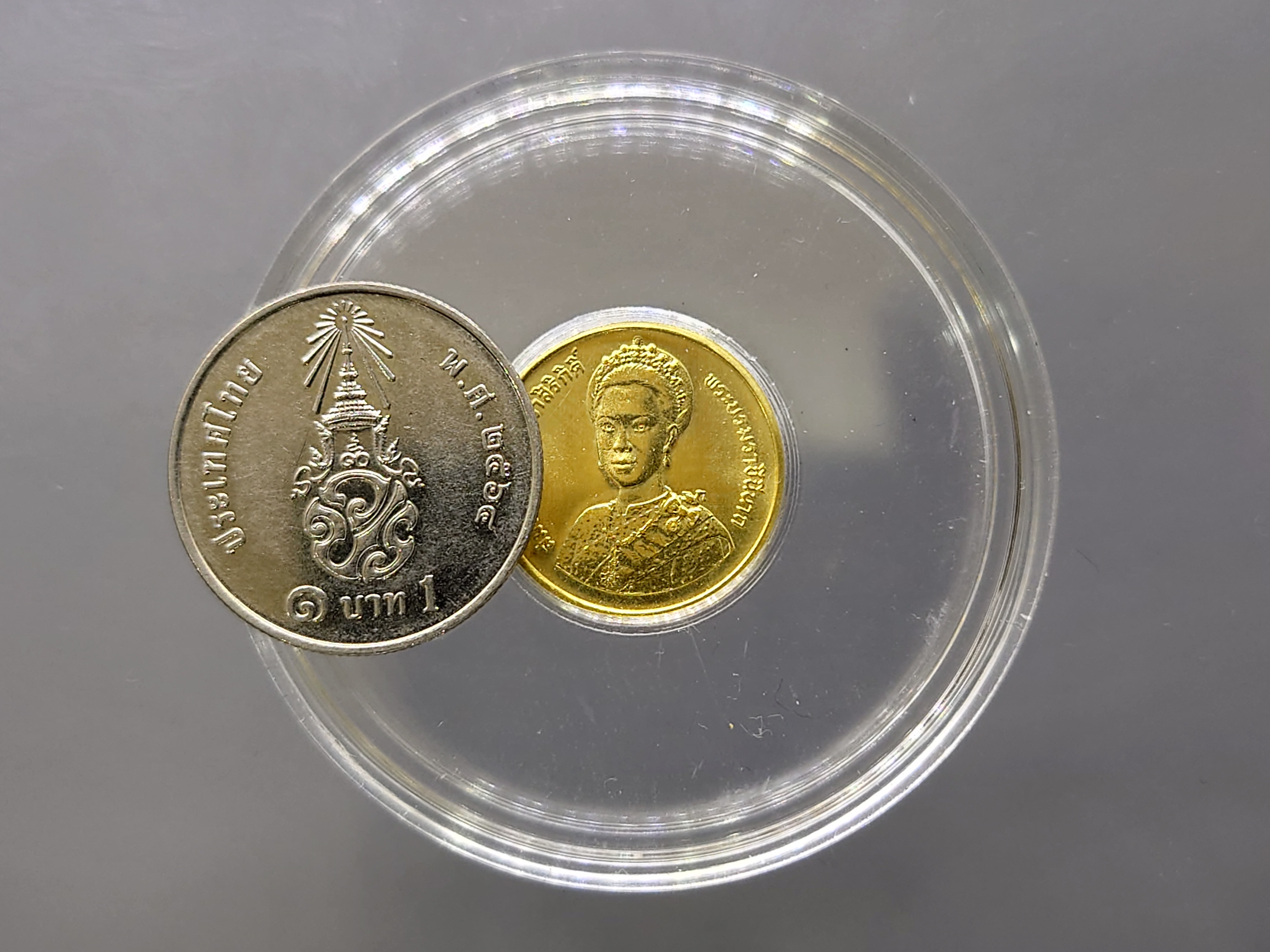 เหรียญที่ระลึก เนื้อทองคำ 1500 บาท เฉลิมพระชนมพรรษา 5 รอบ ราชินี (พระพันปีหลวง) พ.ศ.2535