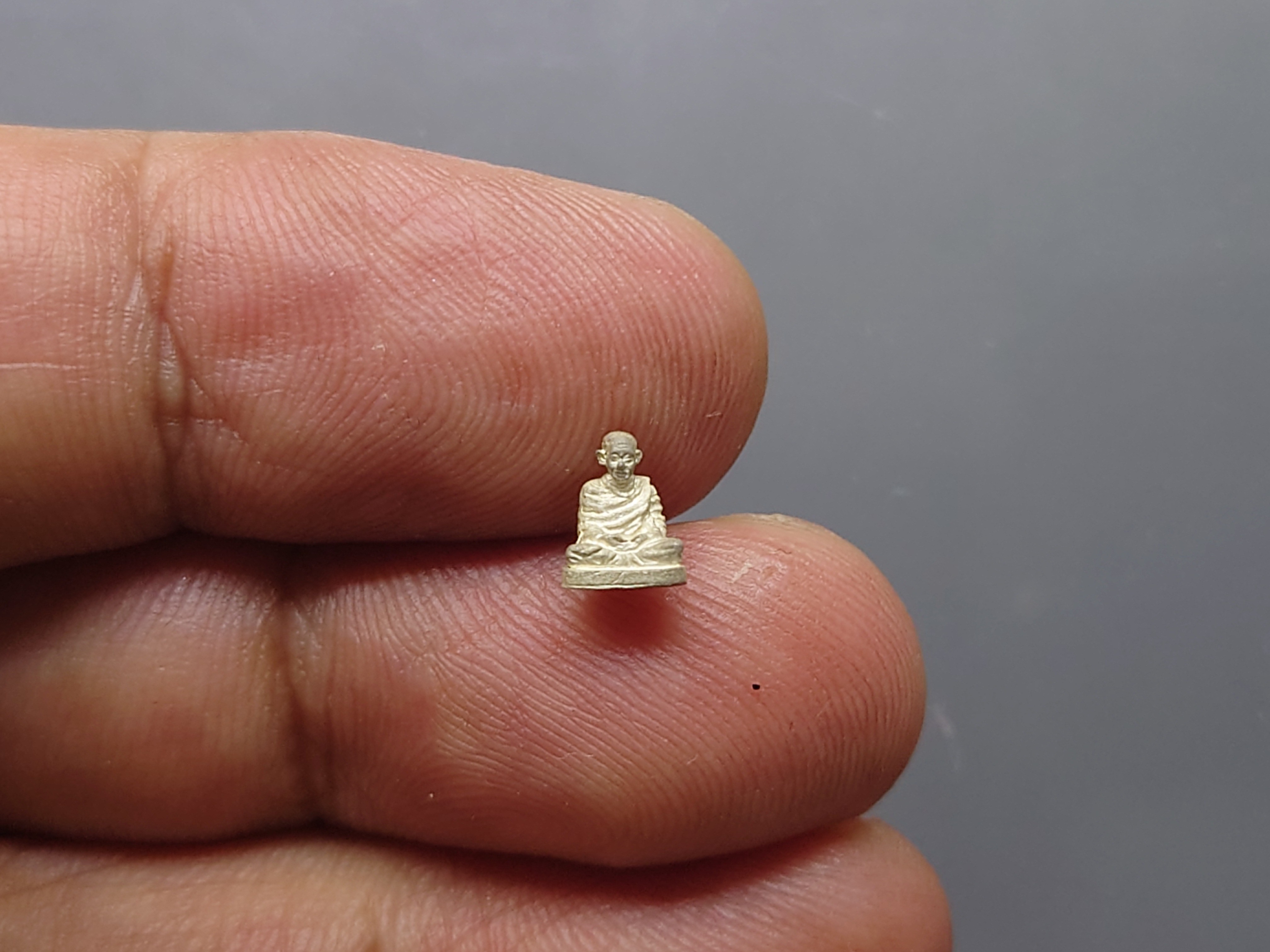 หลวงพ่อเกษม เขมโก รูปเหมือน ลอยองค์ เนื้อเงิน พิมพ์จิ๋ว ขนาดสูง 7 มิล สุสานไตรลักษณ์ จ.ลำปาง ปี2536 พร้อมตลับเดิม