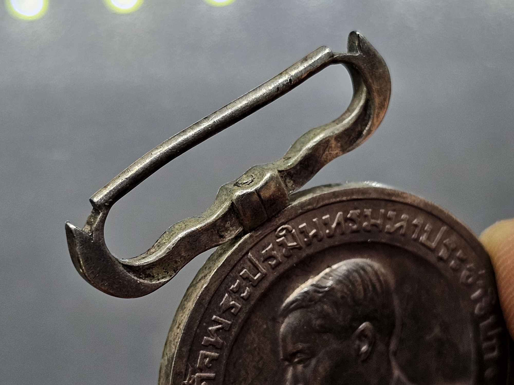 เหรียญประดับแพรแถบ ที่ระลึกเสด็จเถลิงราชมไหศวรยสมบัตร บรมราชาภิเษก รัชกาลที่7 (ร.7) พ.ศ.2468