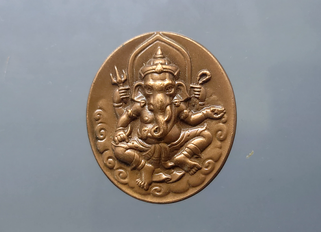 เหรียญพระพิฆเนศ หลังองค์พระวิษณุกรรม เนื้อทองแดงรมดำ พิมพ์ใหญ่ กรมศิลปากร สำนักช่างสิบหมู่ ปี 2552