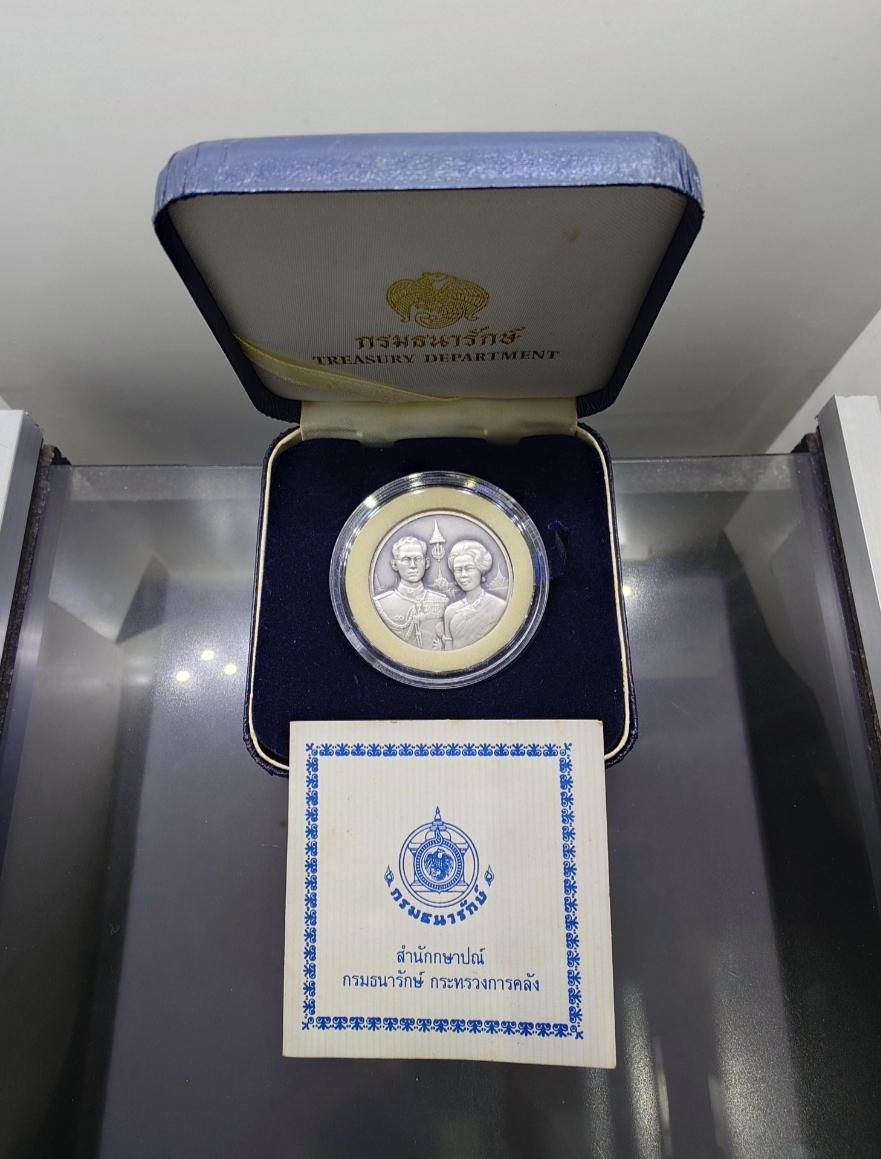 เหรียญที่ระลึก 50 ปี พระบรมราชาภิเษกสมรส พระบรมรูปคู่ ร9 ราชินี เนื้อเงินรมดำ ปี 2543 พร้อมใบเซอร์ กล่องหนัง