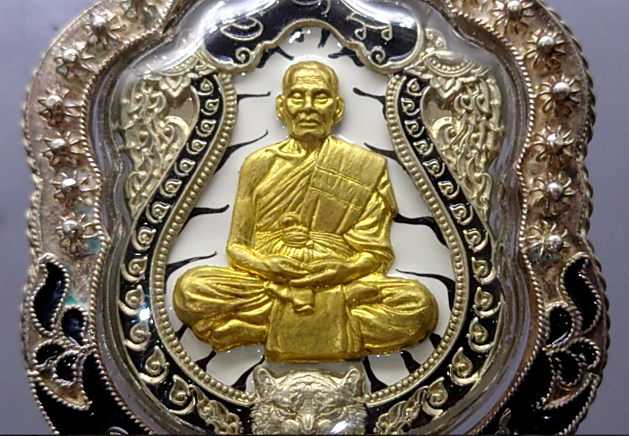เหรียญเสมาเสือคาบดาบ (รุ่น 1) แจกยกลัง ตอกพิเศษ ตอกหัวเสือ เนื้อชนวนหน้ากากทองทิพย์ ขอบอัลปาก้าลงยาเสือดำ หน้า-หลัง เลขโค๊ท 71 หลวงพ่อพัฒน์ วัดห้วยด้วน จ.นครสวรรค์ พ.ศ.2563