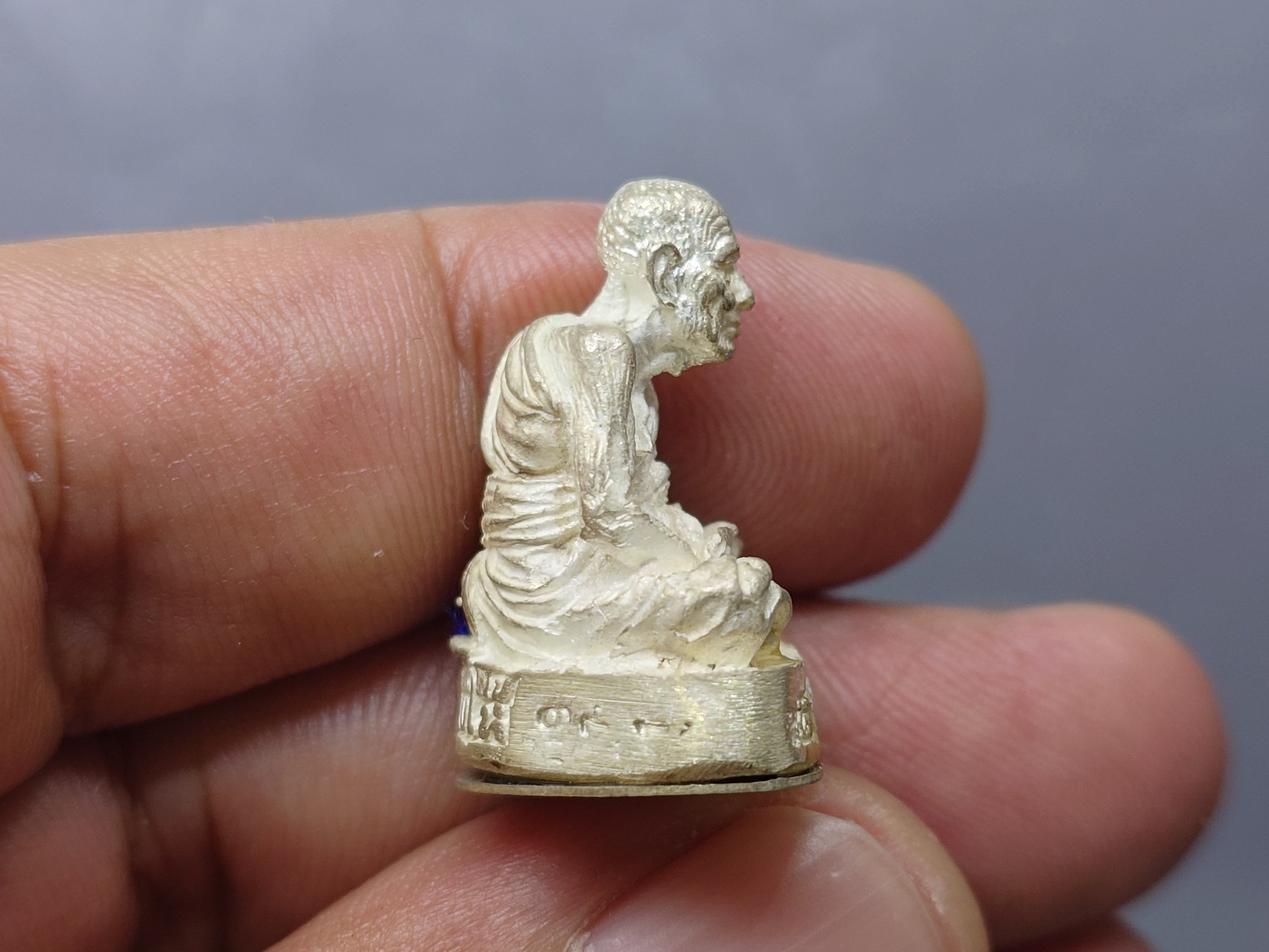 หลวงปู่ทวด เนื้อเงิน รูปหล่อลอยองค์ จัดสร้างโดย ค่ายเสนาณรงค์ มณฑลทหารบกที่ ๔๒ วัดช้างให้ จ.ปัตตานี ปี2538 พร้อมตลับเดิม