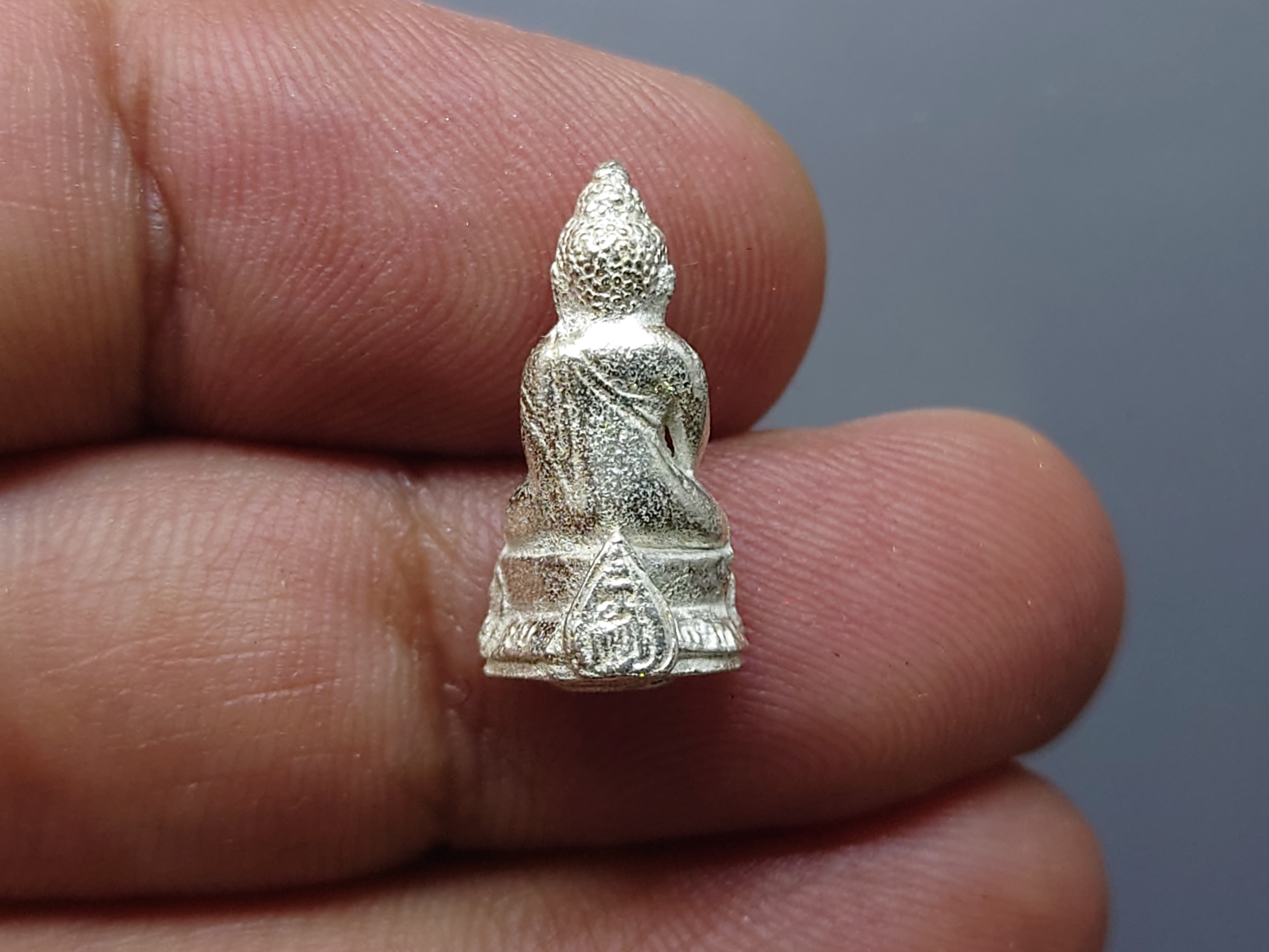 พระชัยวัฒน์เกษม รุ่น ญสส หลวงพ่อเกษม เขมโก เนื้อเงิน ขนาดสูง 1.8 ซม. สำนักสุสานไตรลักษณ์ จ.ลำปาง ปี2533 พร้อมตลับเดิม