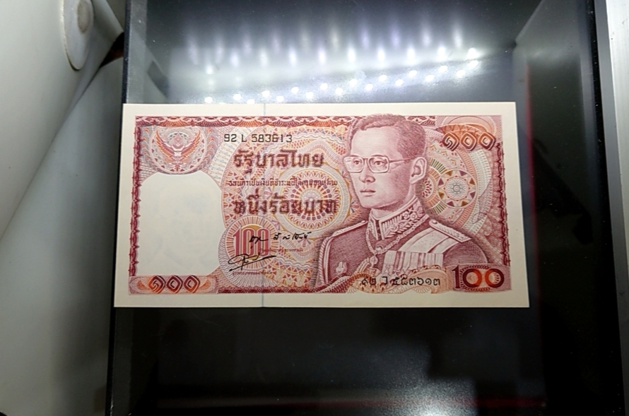 ธนบัตร 100 บาท รัชกาลที่9 แบบ 12 เลข 6 หลัก (ช้างแดง) ไม่ผ่านใช้งาน