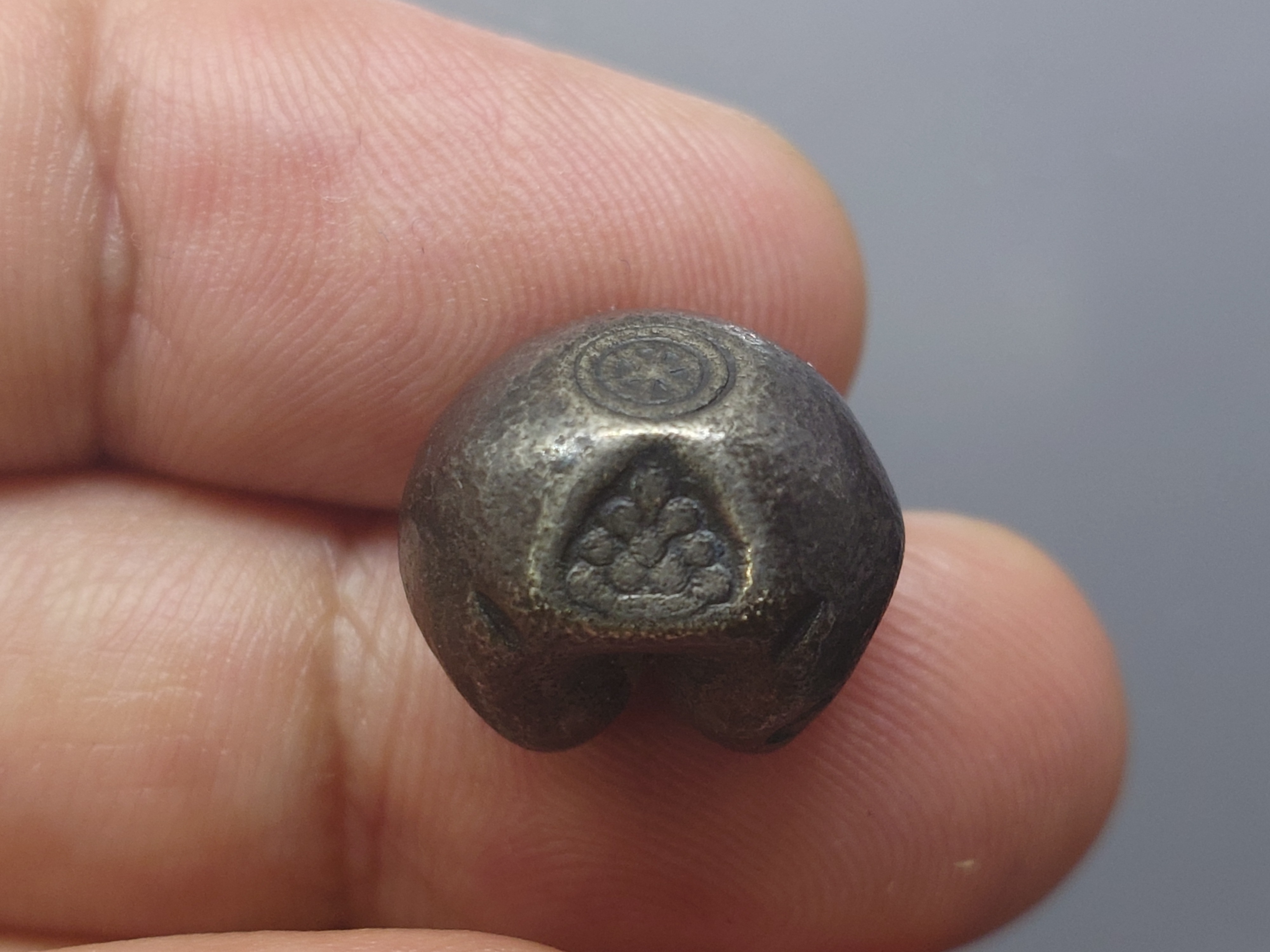 พดด้วง ขนาด 1 บาท ตราพระซ่อมดอกไม้-จักร สมัยอยุธยา พุทธศตวรรษที่ 19 - 24 ตรานิยม หายาก สภาพสวย