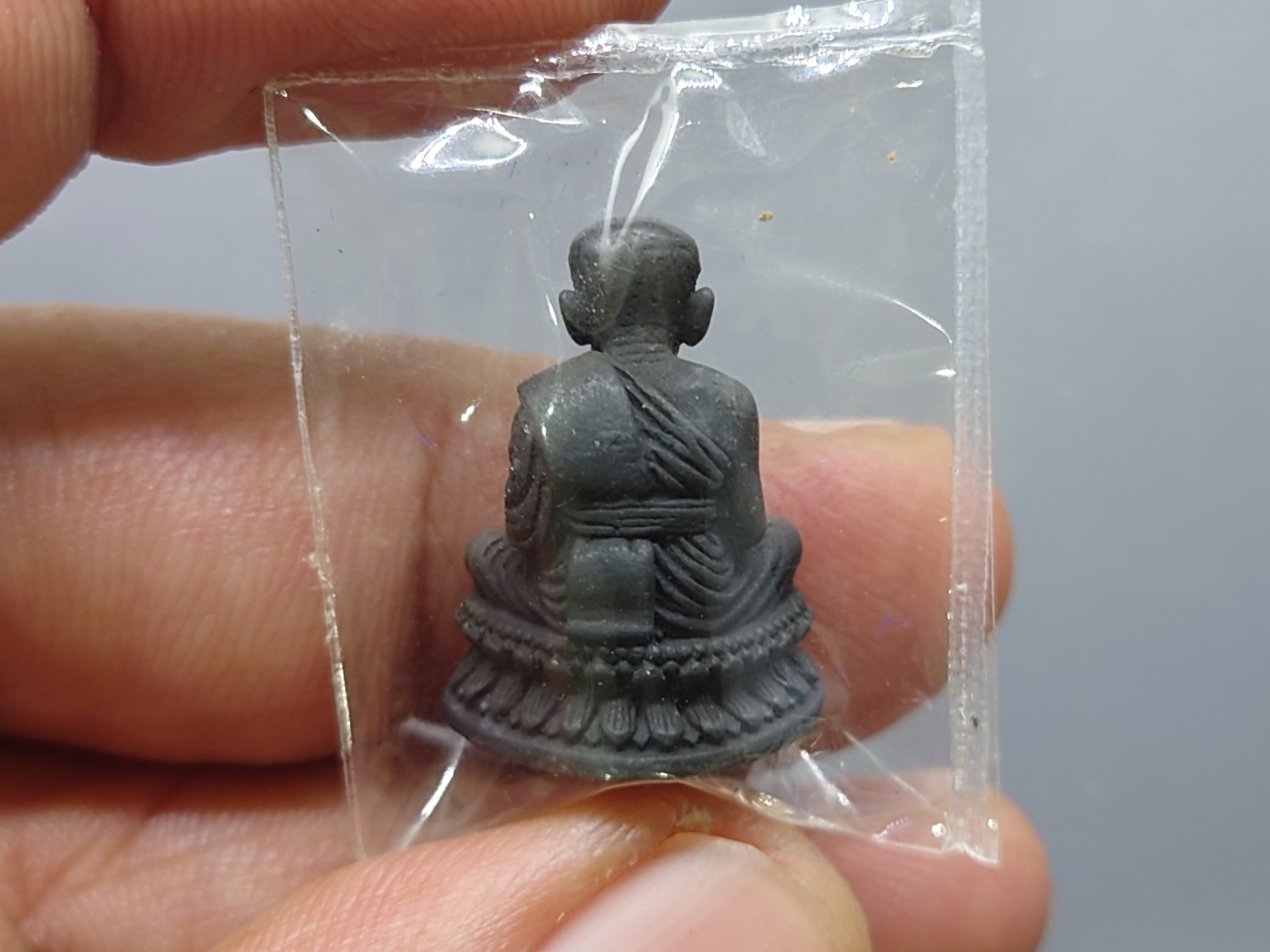 หลวงปู่ทวด วัดช้างให้ ลอยองค์ เนื้อนวโลหะ ตราสัญลักษณ์ มวก. รุ่นประวัติศาสตร์เฉลิมพระเกียรติ พุทธาภิเษก ณ วัดพระศรีฯ ปี2544 พร้อมกล่องเดิม