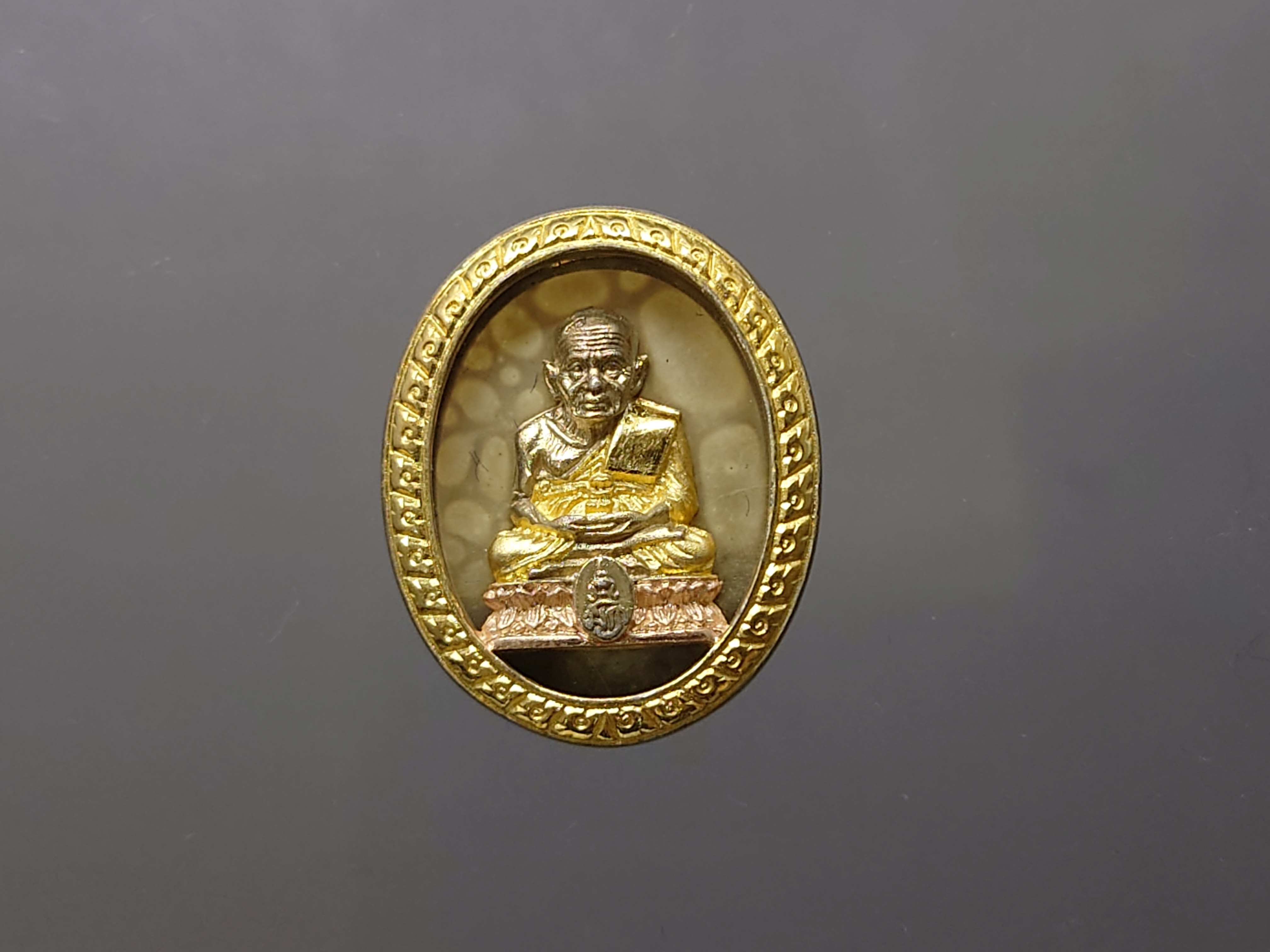 หลวงปู่ทวด เนื้อเงิน สามกษัตริย์ พิมพ์รูปไข่ หลัง ม.ว.ก. ที่ระลึกเฉลิมพระเกียรติ 50 พรรษา พระบรมโอรสาธิราชฯ พุทธาภิเษก ณ วัดพระศรีฯ 2544 พร้อมกล่องเดิม