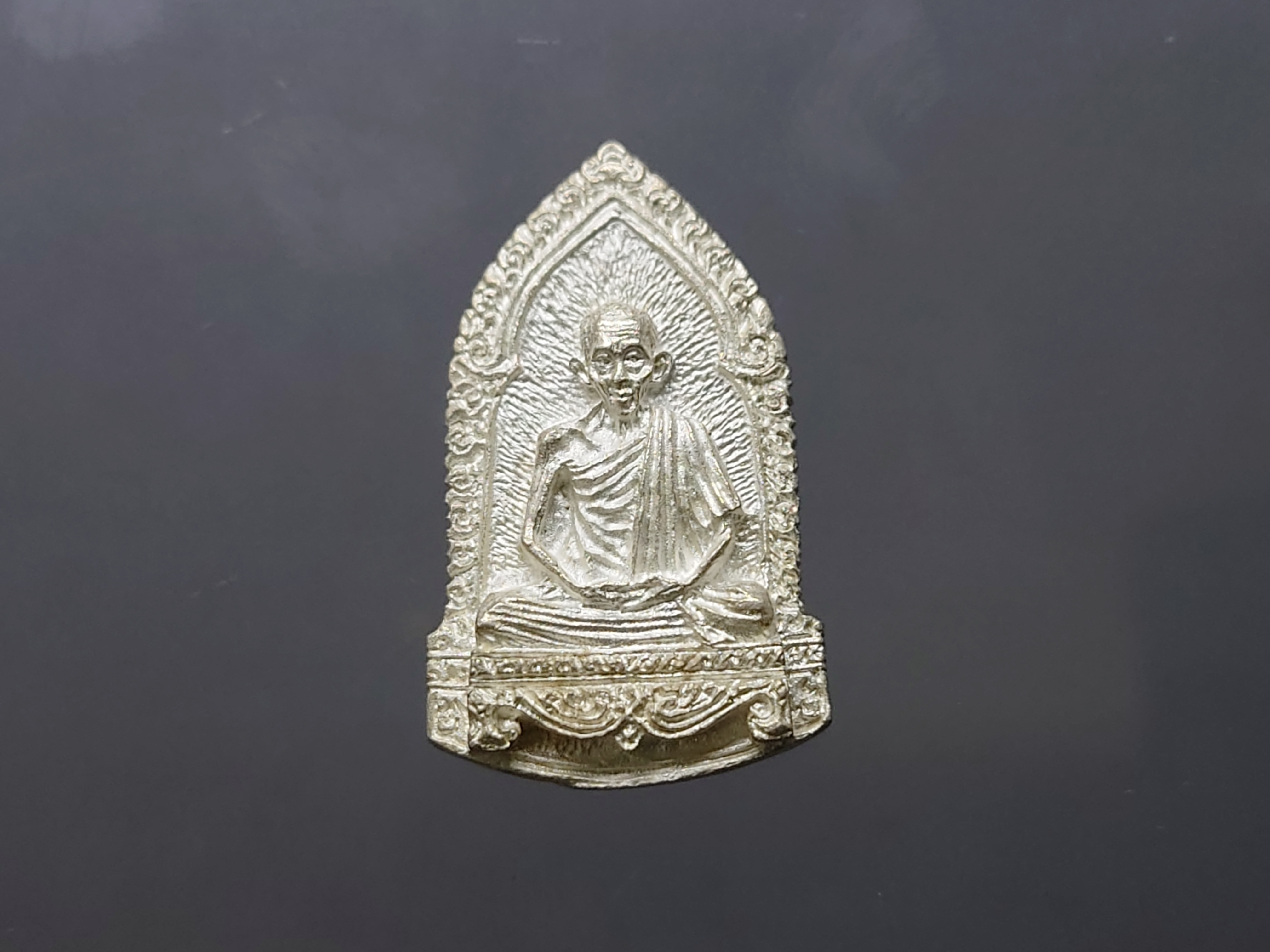 หลวงพ่อเกษม เขมโก หลัง ครูบาศรีวิชัย เนื้อเงิน รุ่นพญาวัน ๘๒ สุสานไตรลักษณ์ ปี2536 พร้อมตลับเดิม