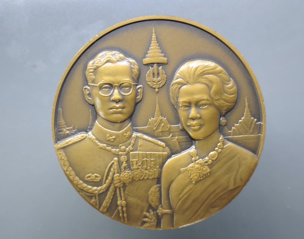 เหรียญที่ระลึกพระบรมราชาภิเษกสมรส ในหลวง ร9 ราชินีครบ 50 ปี เนื้อทองแดงรมดำ ขนาด 7 เซ็น ปี 2543 อุปกรณ์ครบ