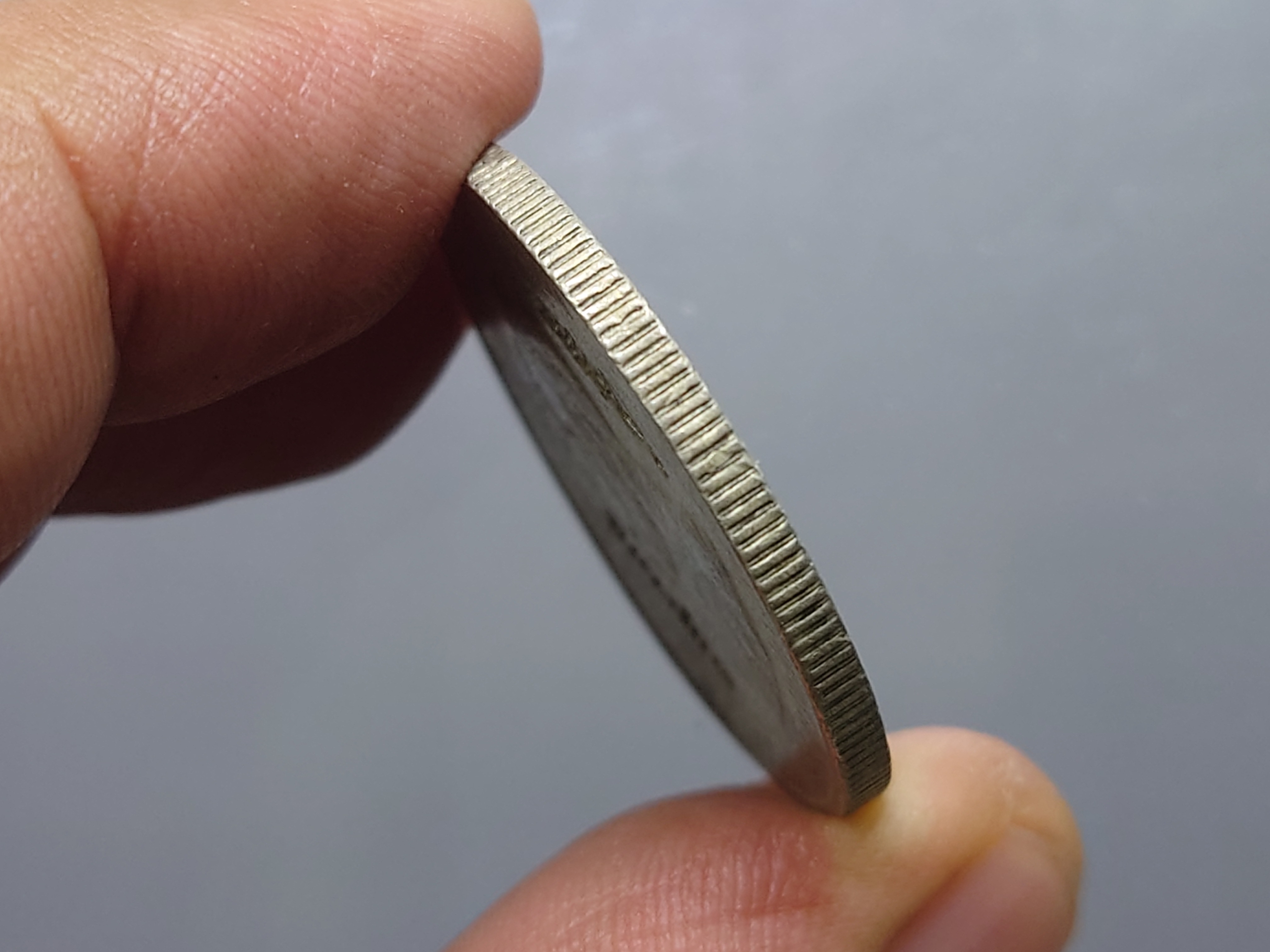 เหรียญบาทเงิน พระบรมรูป-ตราแผ่นดิน เหรียญตอกตราสัญญลักษณ์การค้า พระราชทาน ร.ศก ๑๒๖ รัชการที่ ๕