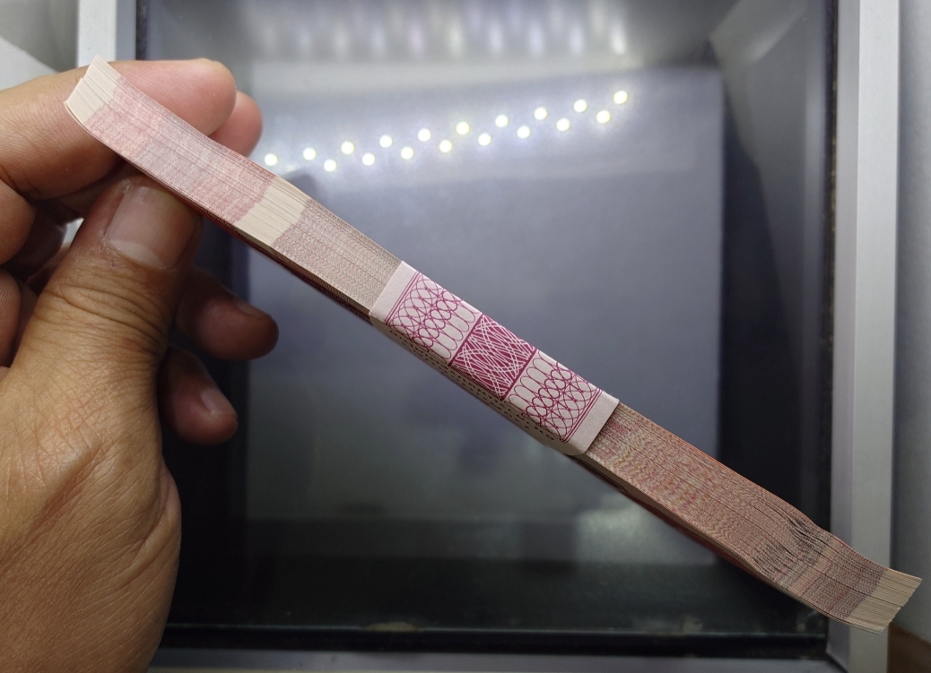 ธนบัตร 100 บาท แบบ 14 (ยกแหนบ 100 ใบ) เรียงเลข หลังโรงเรียนเลิก รัชกาลที่9 ปี ไม่ผ่านใช้ สภาพสวย