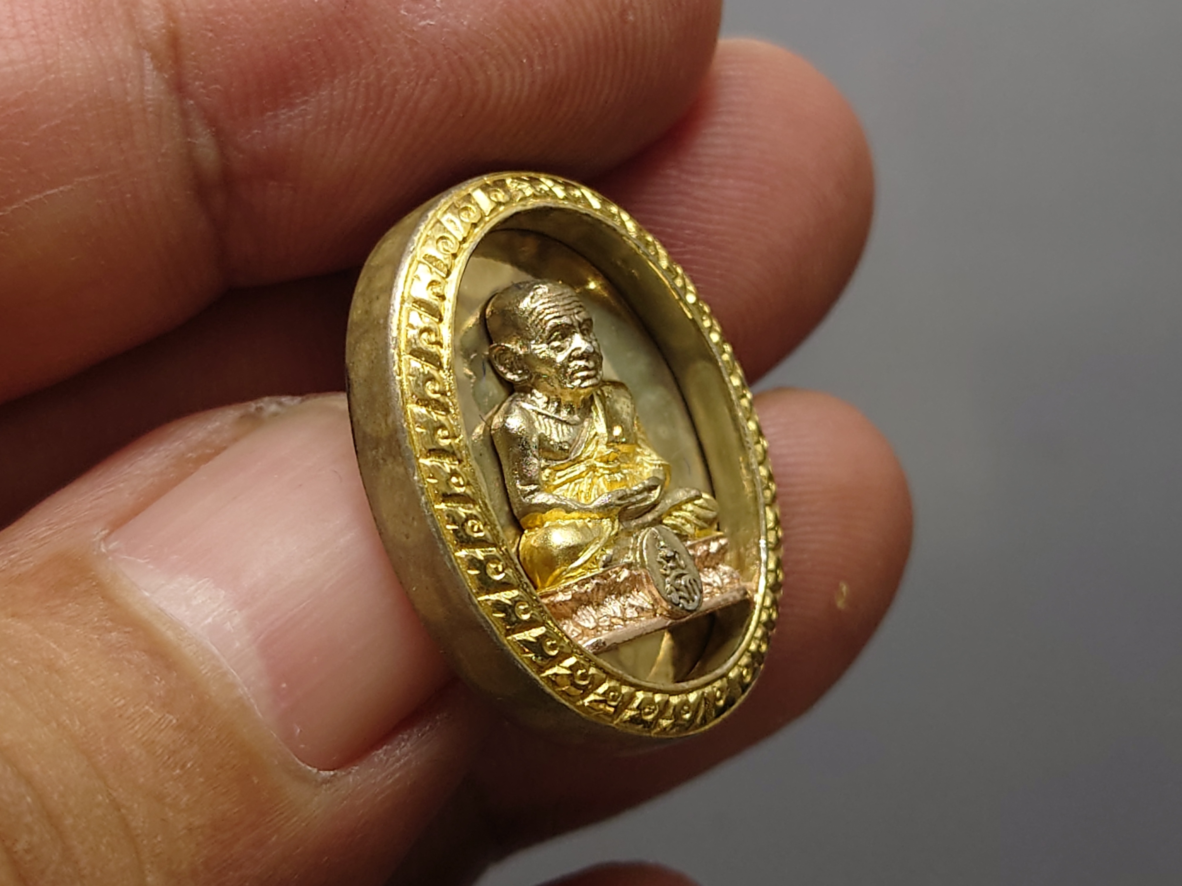 หลวงปู่ทวด เนื้อเงิน สามกษัตริย์ พิมพ์รูปไข่ หลัง ม.ว.ก. ที่ระลึกเฉลิมพระเกียรติ 50 พรรษา พระบรมโอรสาธิราชฯ พุทธาภิเษก ณ วัดพระศรีฯ 2544 พร้อมกล่องเดิม