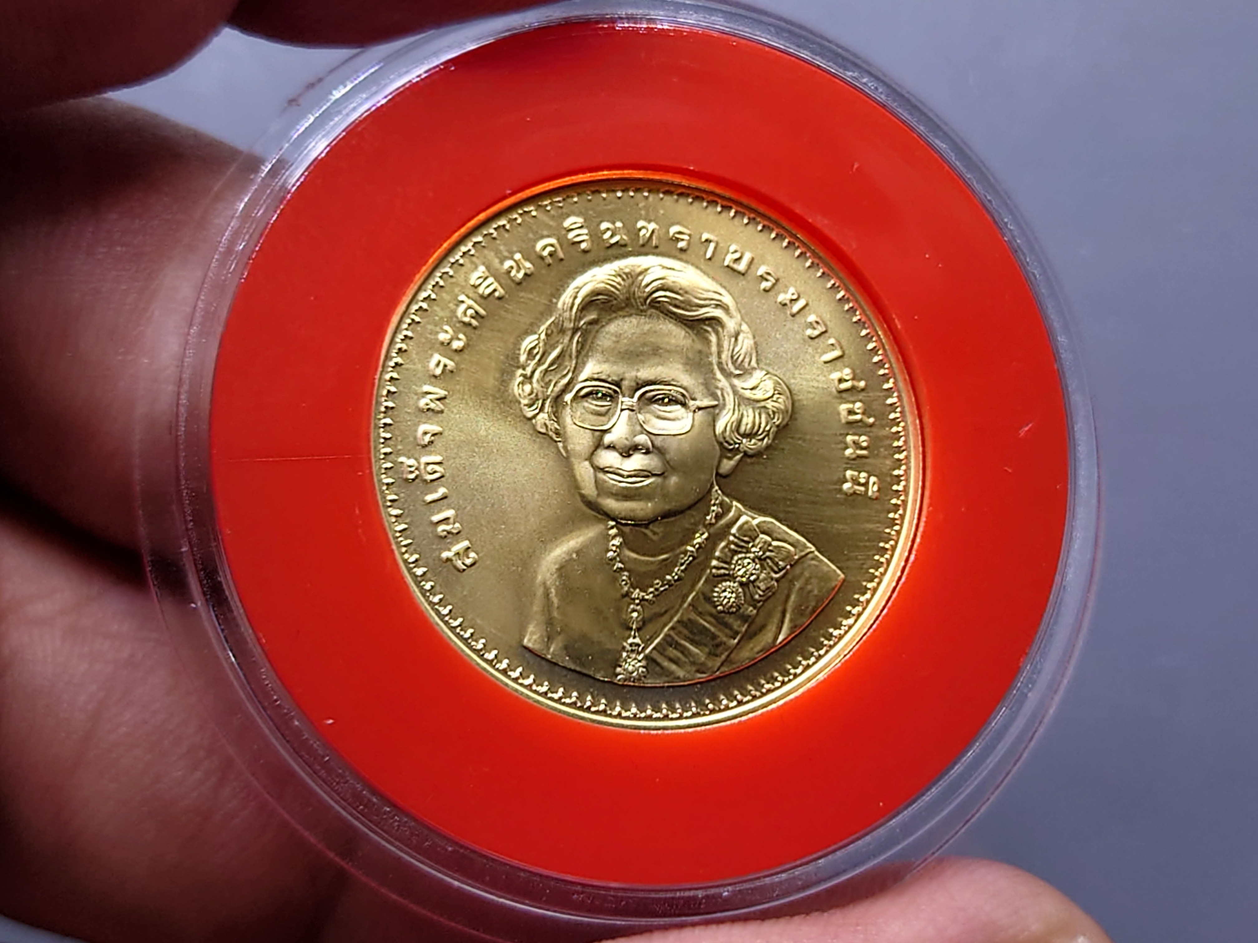 เหรียญทองคำ 1600 บาท (หนัก 15 กรัม) ที่ระลึก ๙ รอบนักษัตร แห่งวันพระราชสมภพ สมเด็จย่า ปี2551