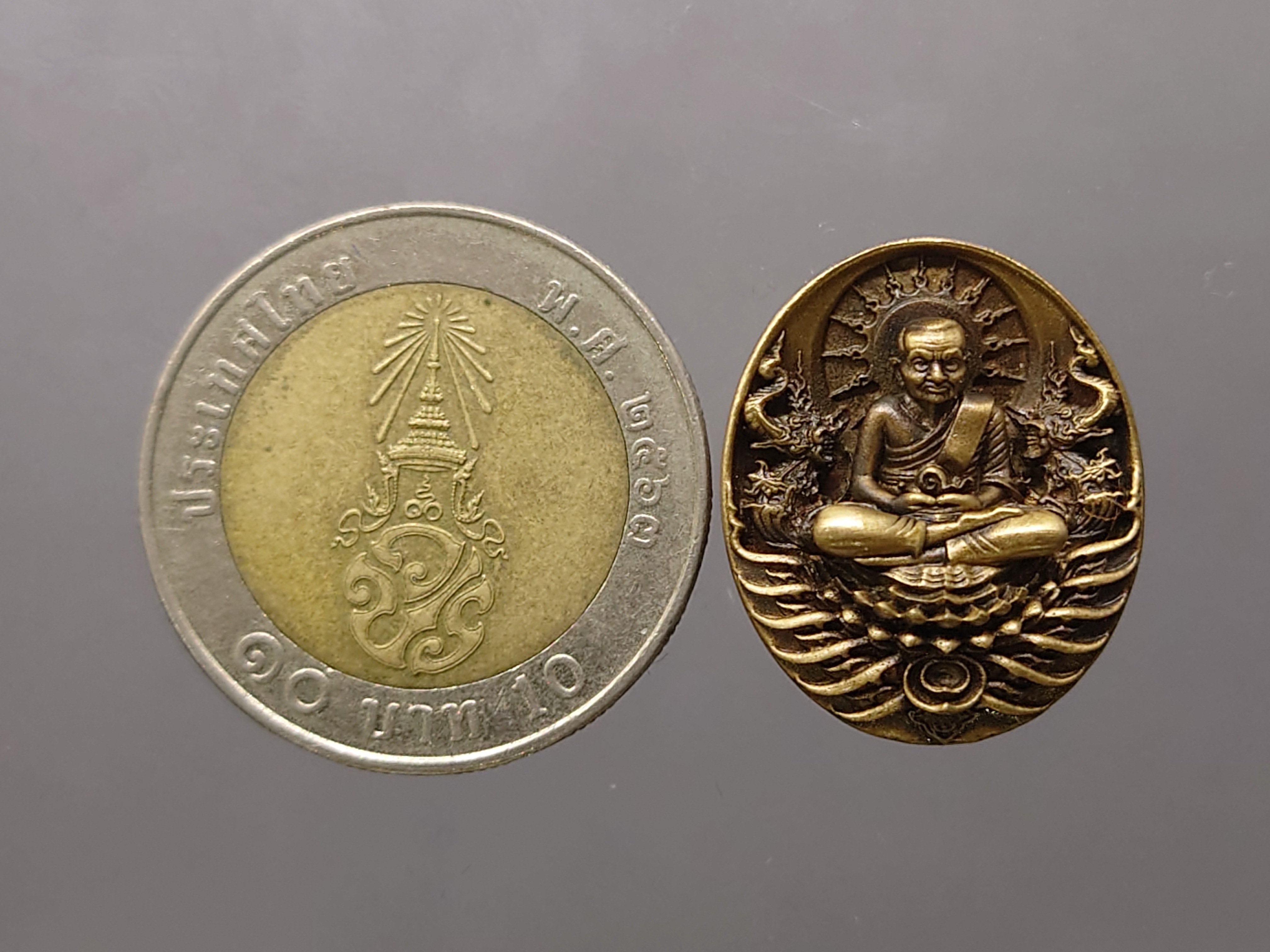 เหรียญหลวงปู่ทวด รุ่นอภิเมตรา มหาโพธิสัตว์ พิมพ์จิ๋ว เนื้อทองระฆัง (แยกชุดกรรมการ โค๊ท ๒๐๐๐) ควบคุมออกแบบโดย อ.เฉลิมชัย พ.ศ.2558