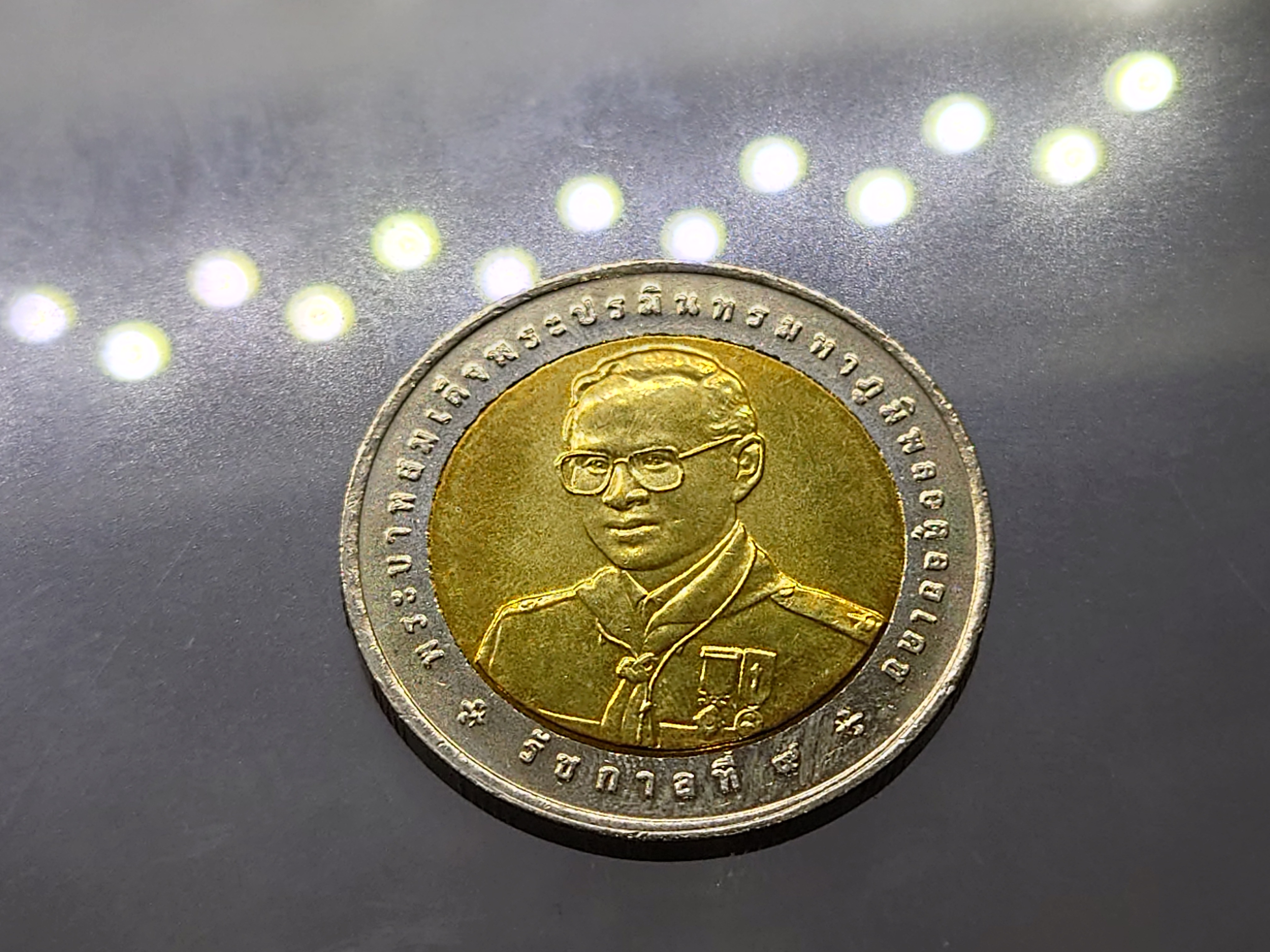 เหรียญ 10 บาท สองสี ที่ระลึกงานชุมนุมลูกเสือเอเซียแปซิฟิค ครั้งที่ 25 พระรูป ร.9 ปี2549 ไม่ผ่านใช้