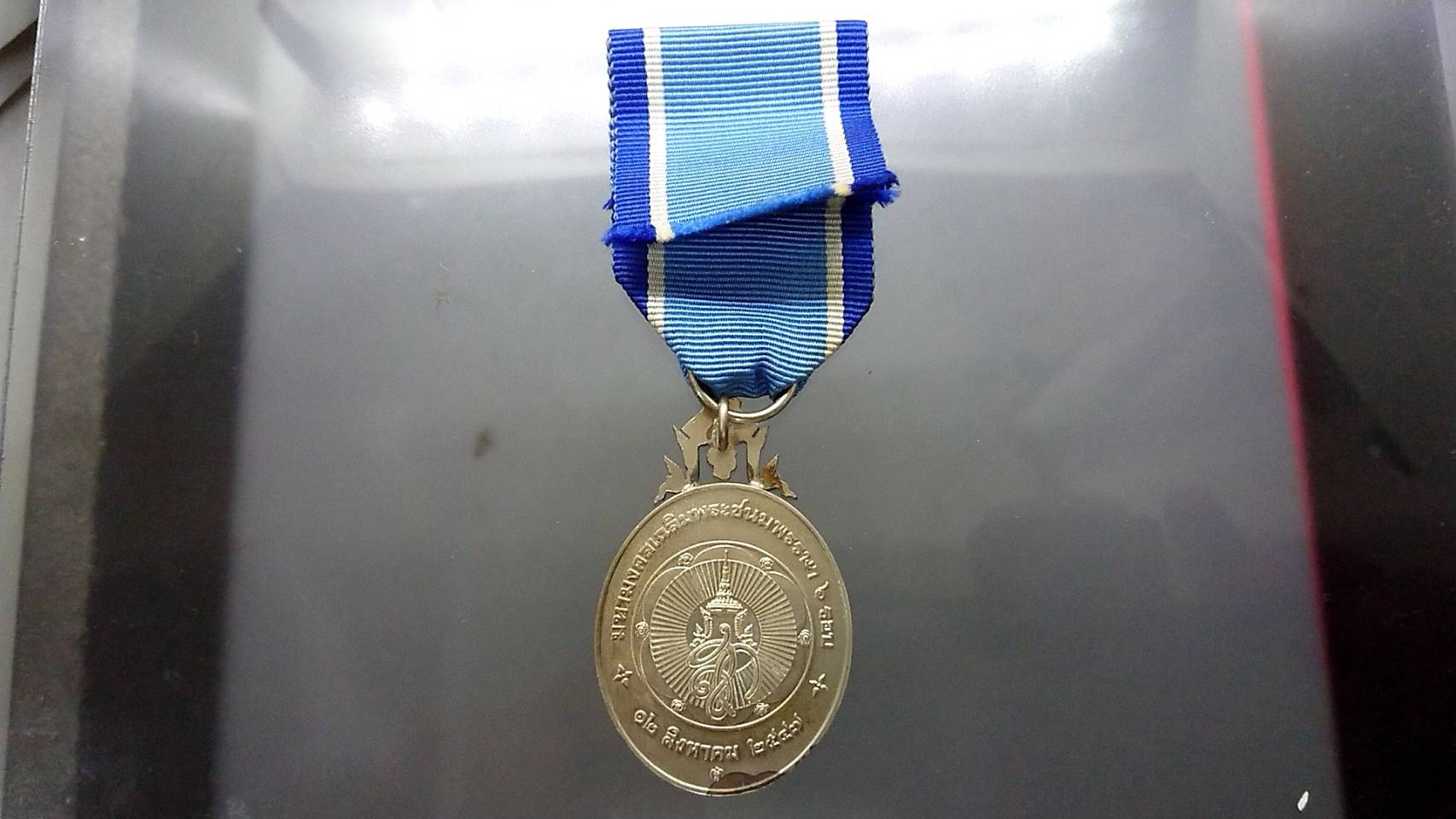 เหรียญที่ระลึก เนื้อเงิน ประดับแพรแถบ ที่ระลึกราชีนี (พระพันปีหลวง) เฉลิมพระชนมพรรษา 6 รอบ ปี 2547 แบบผู้ชาย