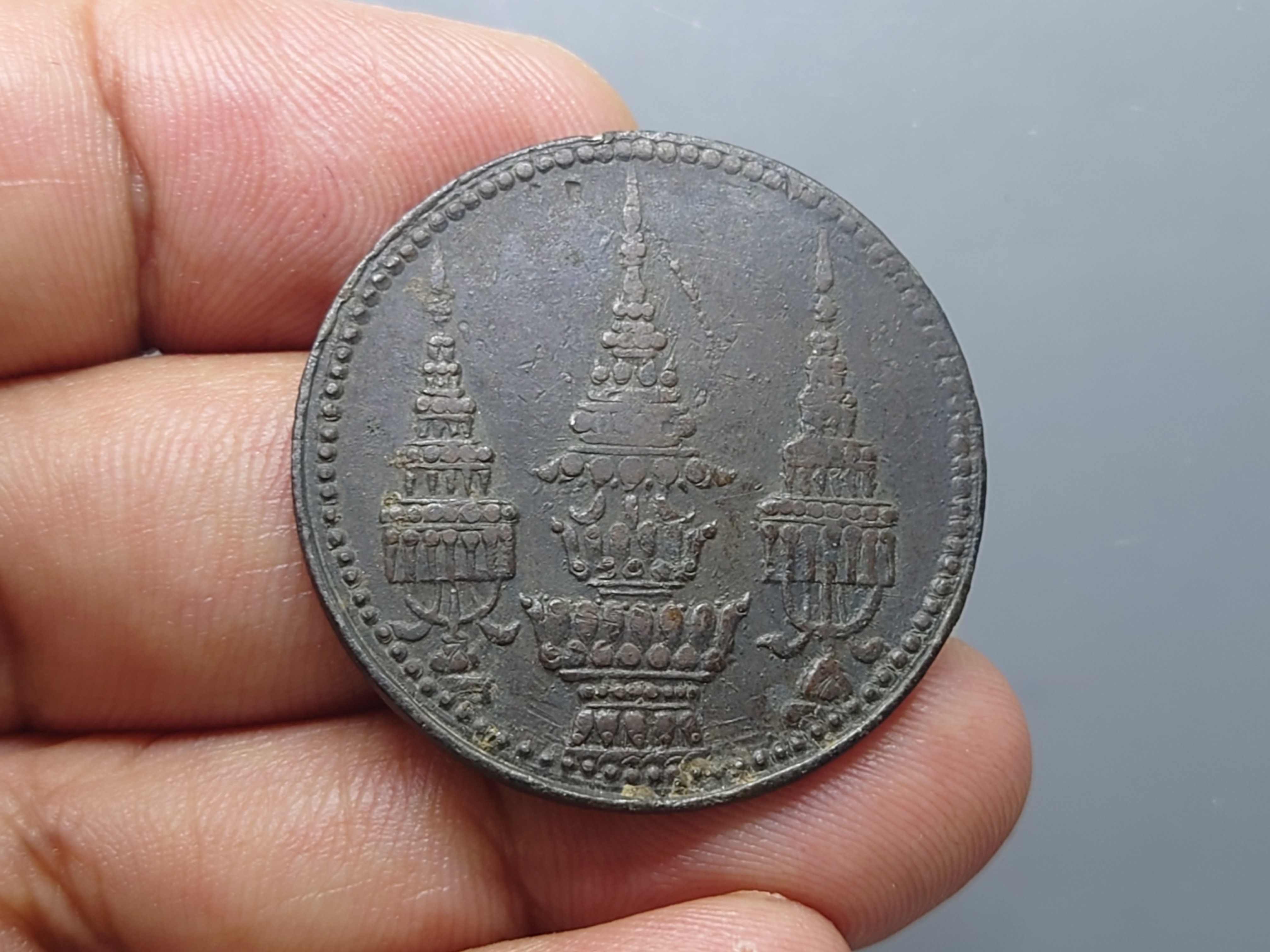 เหรียญโสฬส ดีบุก พระจุลมงกุฎ-พระแสงจักร รัชการที่5 พ.ศ. 2411 ผ่านใช้ สภาพสวย