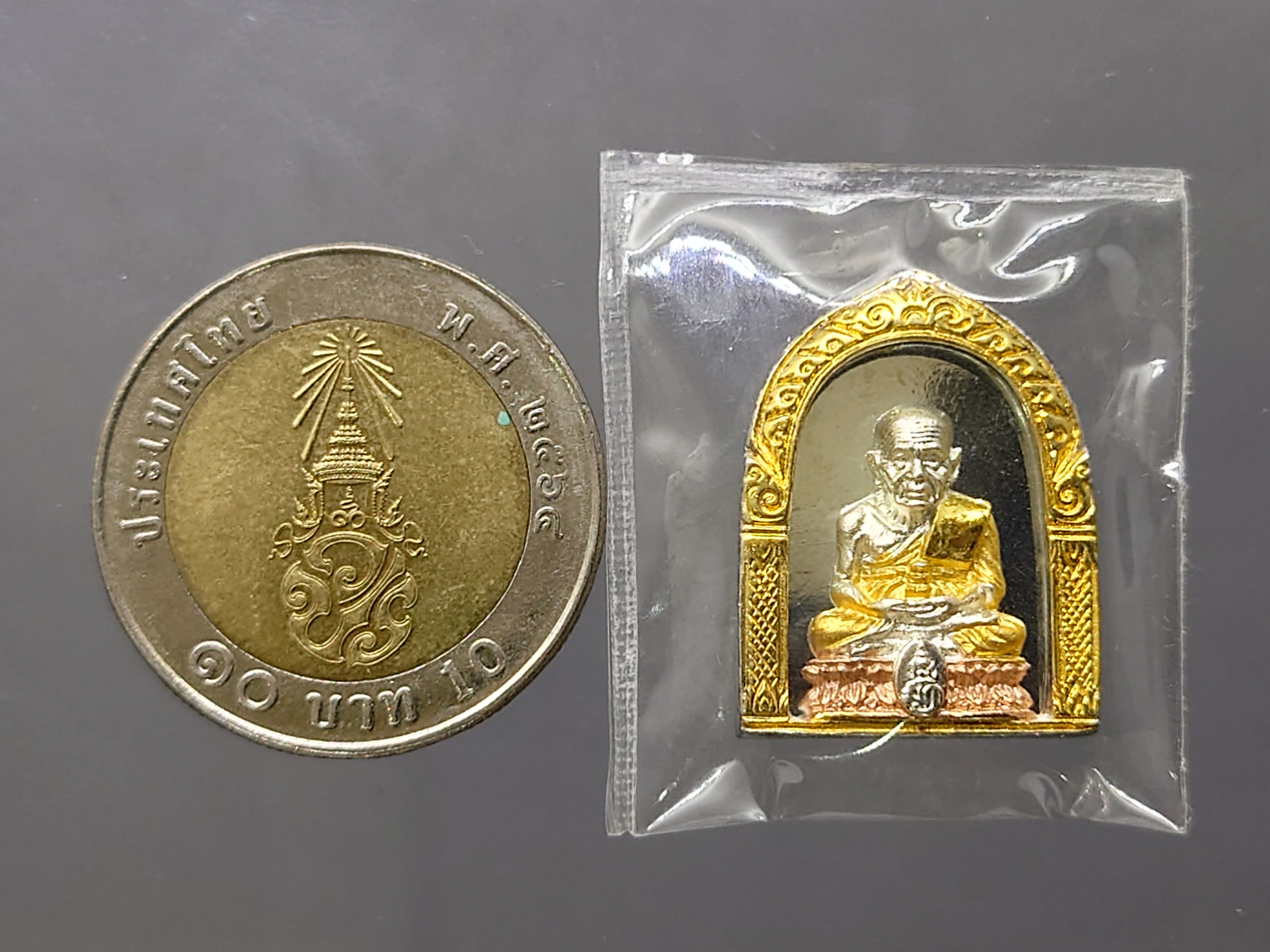 หลวงปู่ทวด เนื้อเงิน สามกษัตริย์ หลัง ม.ว.ก. ที่ระลึกเฉลิมพระเกียรติ 50 พรรษา พระบรมโอรสาธิราชฯ พุทธาภิเษก ณ วัดพระศรีฯ 2544 พร้อมกล่องเดิม