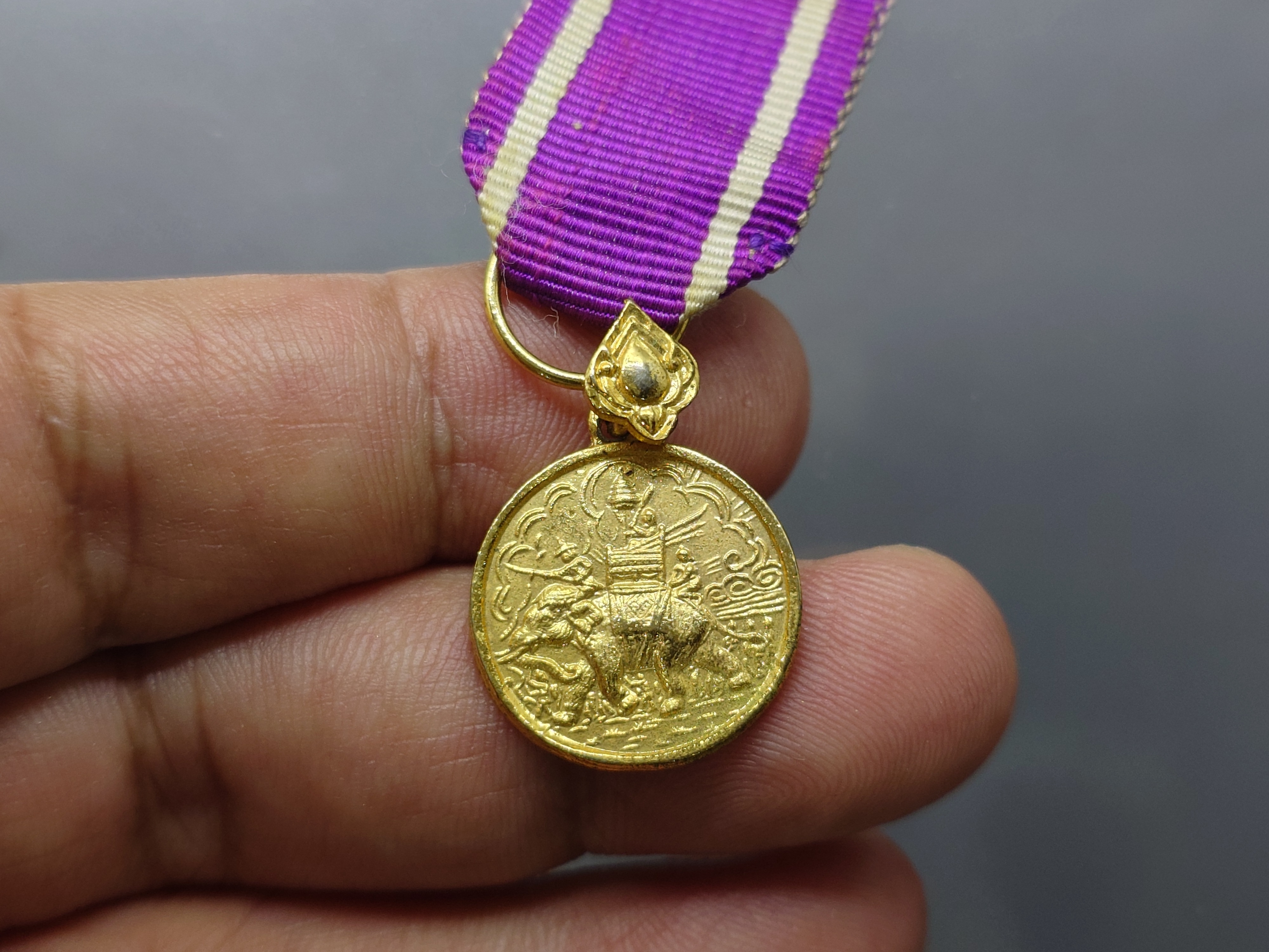 เหรียญราชการชายแดน แบบย่อ หายาก เนื้อกาหลั่ยทอง ประดับแพรแถบ