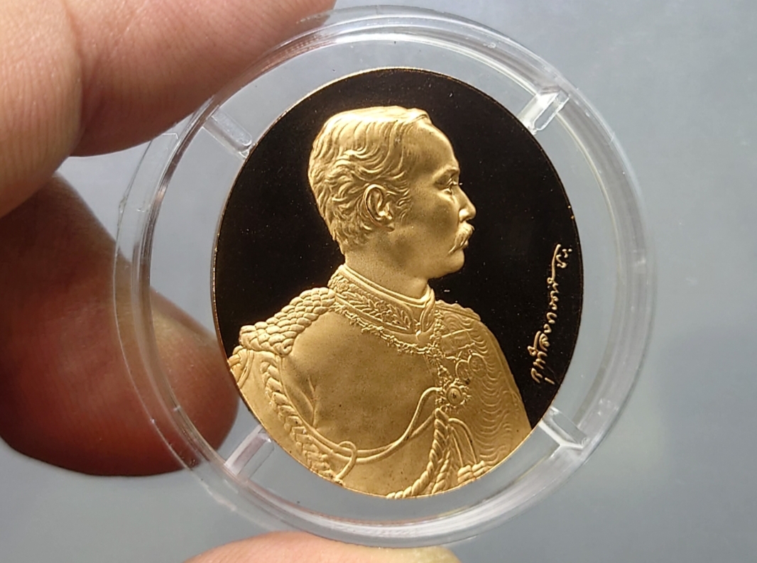 เหรียญรัชกาลที่5 หลังจปร. โมเน่ร์ เดอ ปารีส เนื้อบรอนซ์ขัดเงา นูนสูง รุ่น กาญจนาภิเษก ปี2539 มีแค่เหรียญและตลับ