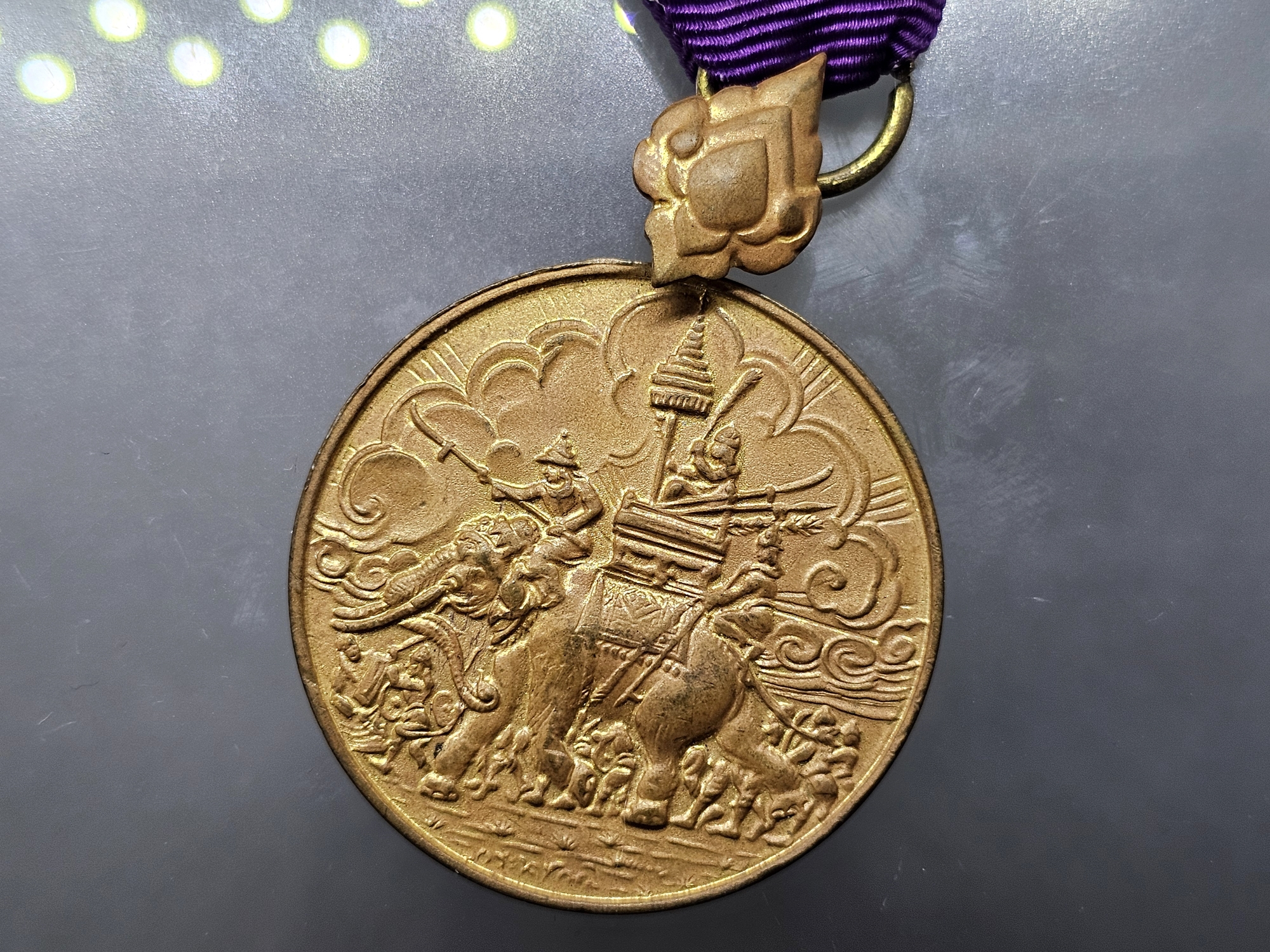 เหรียญราชการชายแดน (เหรียญ ช.ด.) เนื้อกาหลั่ยทอง ประดับแพรแถบ