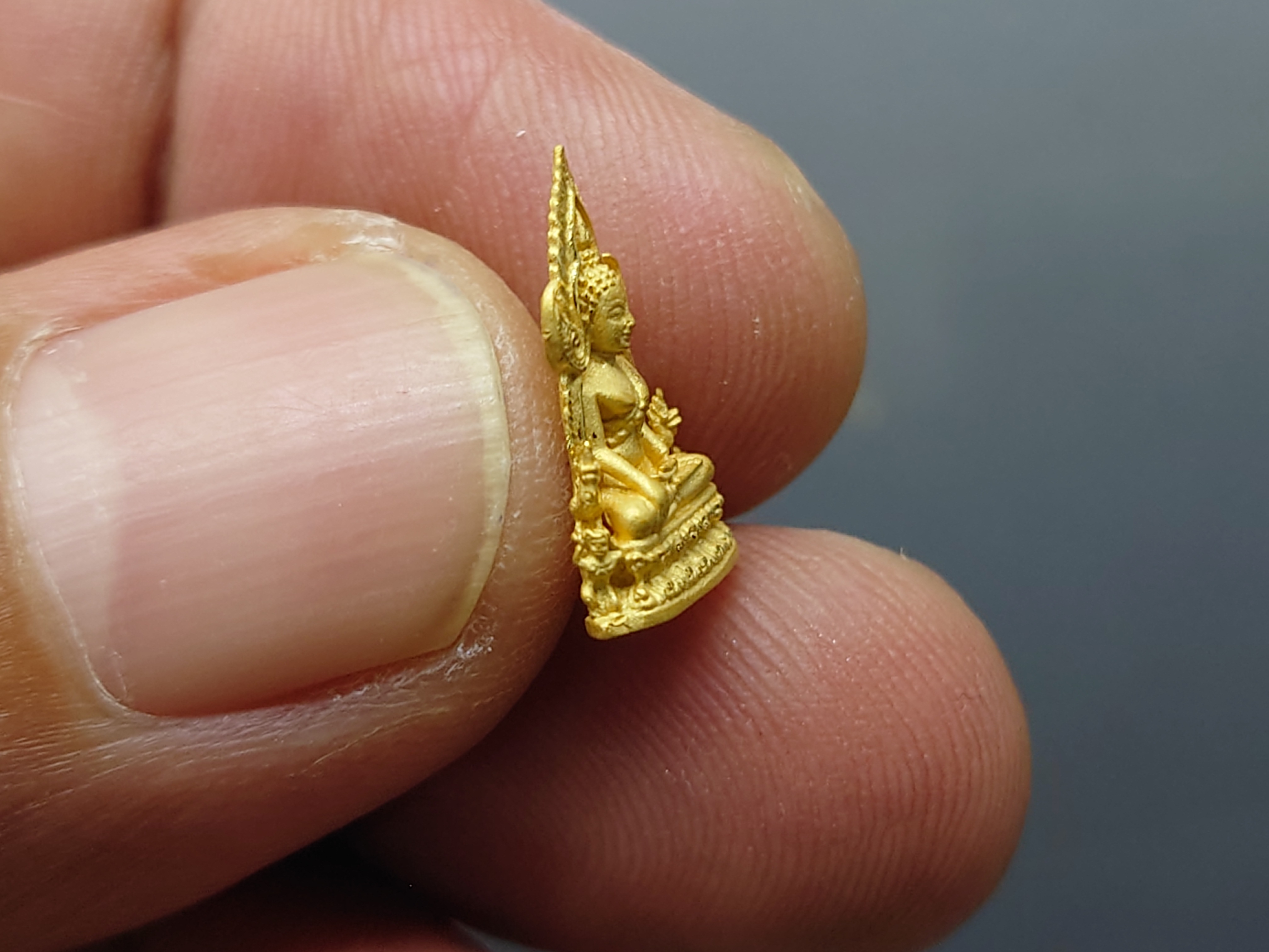 พระทองคำ พระพุทธชินราช (หนักประมาณ 1.7 กรัม) กรมตำรวจรุ่นแรก รุ่น ประวัติศาสตร์ ขนาด 1.5 เซ็น ปี 2562 พร้อมกล่องเดิม