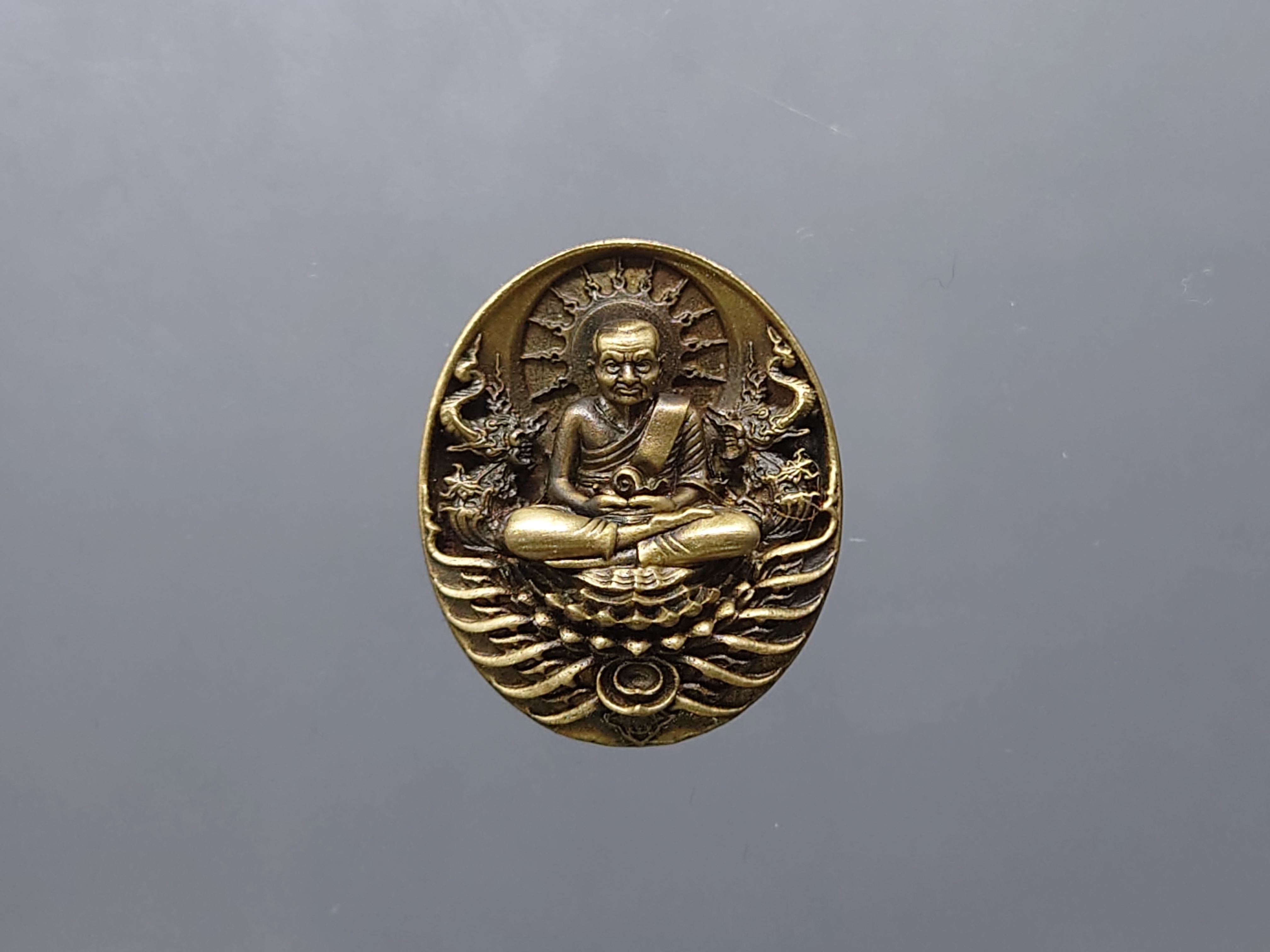 เหรียญหลวงปู่ทวด รุ่นอภิเมตรา มหาโพธิสัตว์ พิมพ์จิ๋ว เนื้อทองระฆัง (แยกชุดกรรมการ โค๊ท ๒๐๐๐) ควบคุมออกแบบโดย อ.เฉลิมชัย พ.ศ.2558