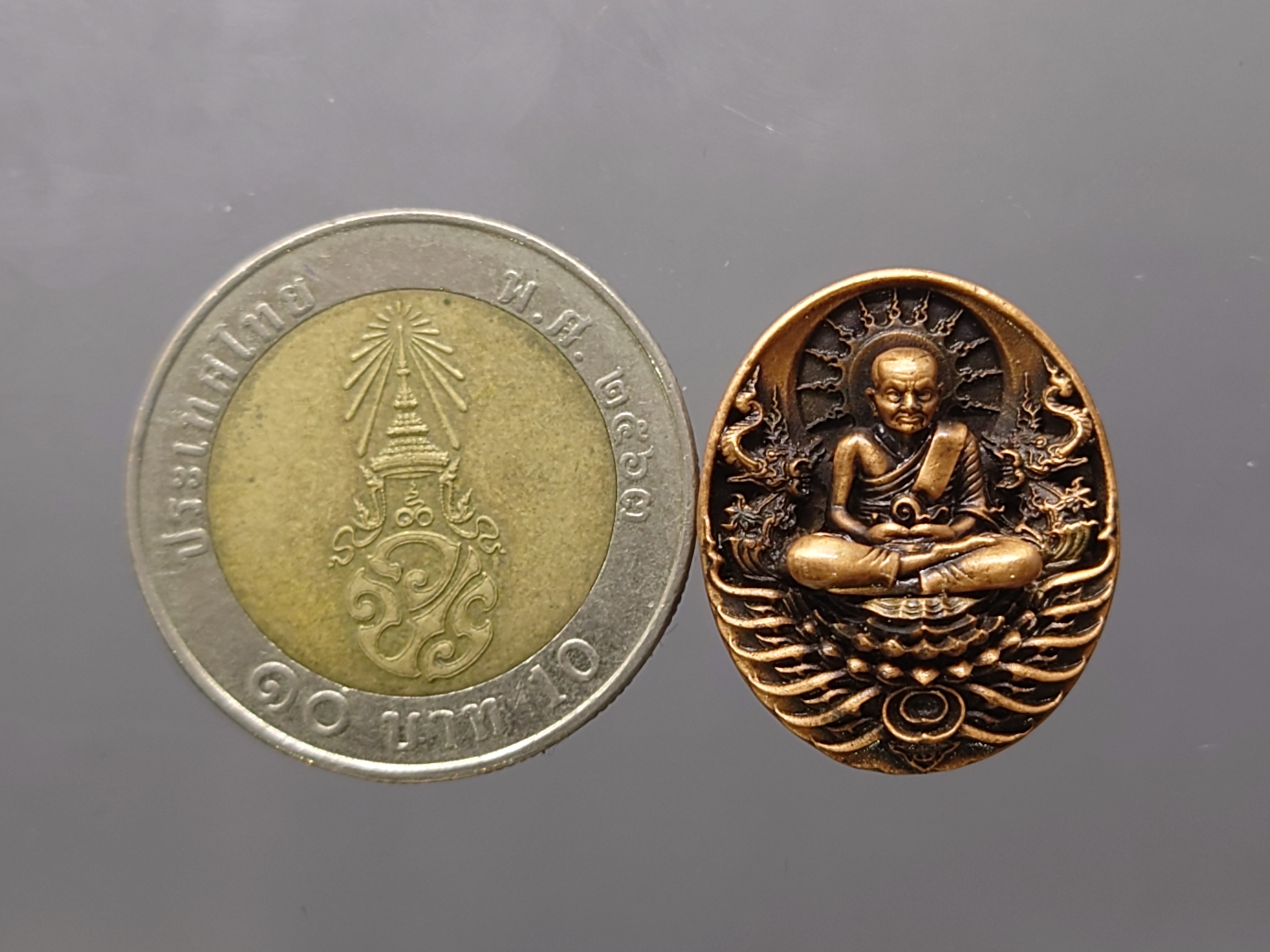 เหรียญหลวงปู่ทวด รุ่นอภิเมตรา มหาโพธิสัตว์ พิมพ์จิ๋ว เนื้อทองแดงนอก (แยกชุดกรรมการ โค๊ท ๒๐๐๐) ควบคุมออกแบบโดย อ.เฉลิมชัย พ.ศ.2558