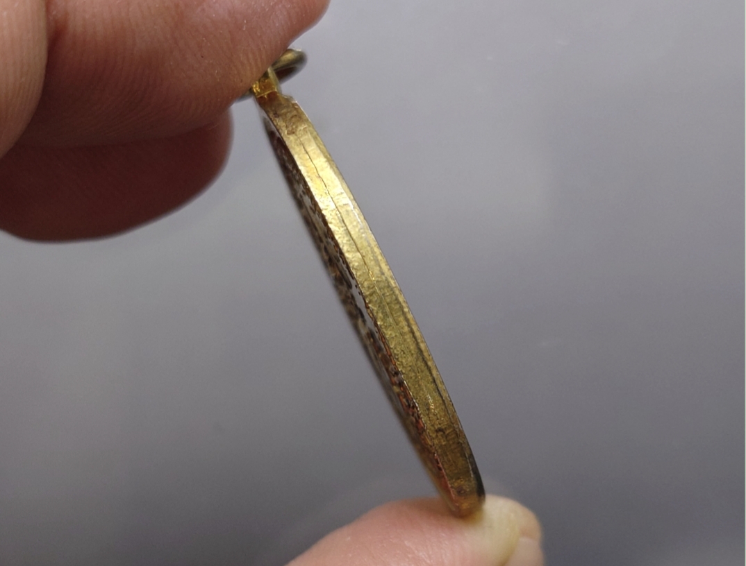 เหรียญสังคีตมงคล ในหลวง รัชกาลที่9 ทรงดนตรี เนื้อกะหลั่ยทอง ลงยาสีแดง ฉลองครบรอบ 21 ปี สมาคมดนตรีแห่งประเทศไทย ปี 2530 นิยม หายาก